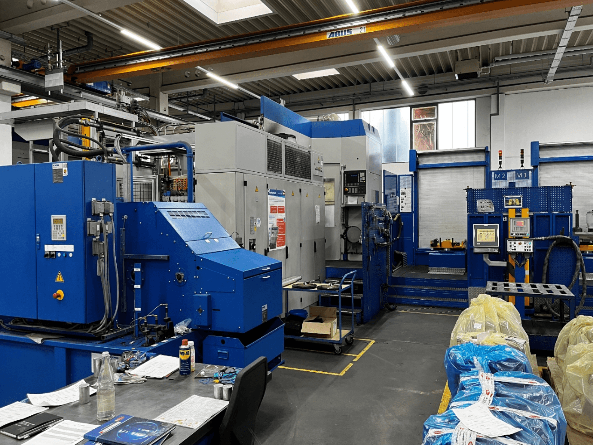 BW MCX750 M1 yatay işleme merkezi, kontrol panelini ve takım ve malzemelerin bulunduğu çalışma alanını gösteren önden görünüm.