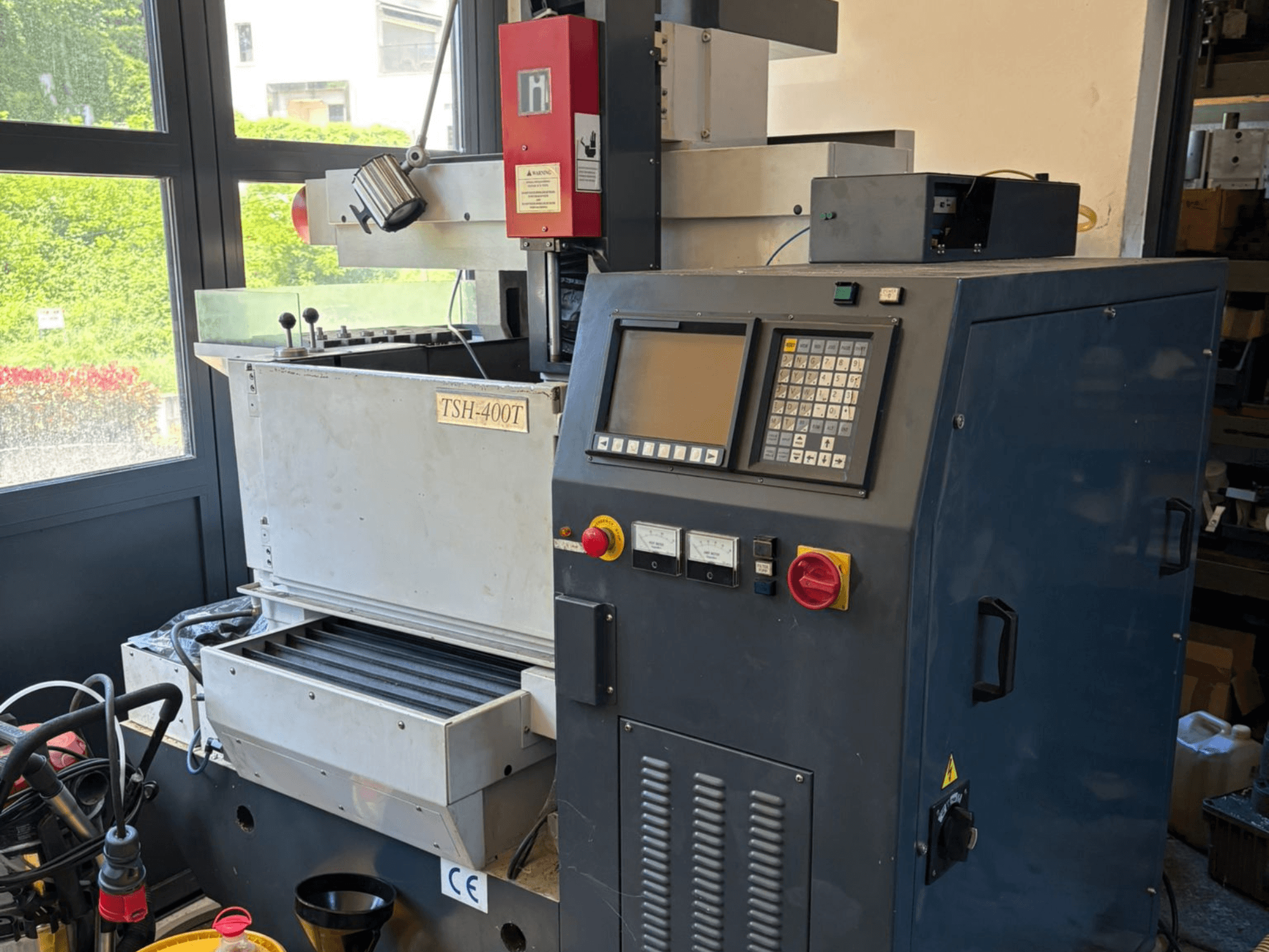 TOPEDM TSH-400T kalıp oyma EDM makinesinin üstten görünümü, kontrol panelini ve çalışma alanını gösterir. Hassas görevler için uygundur.