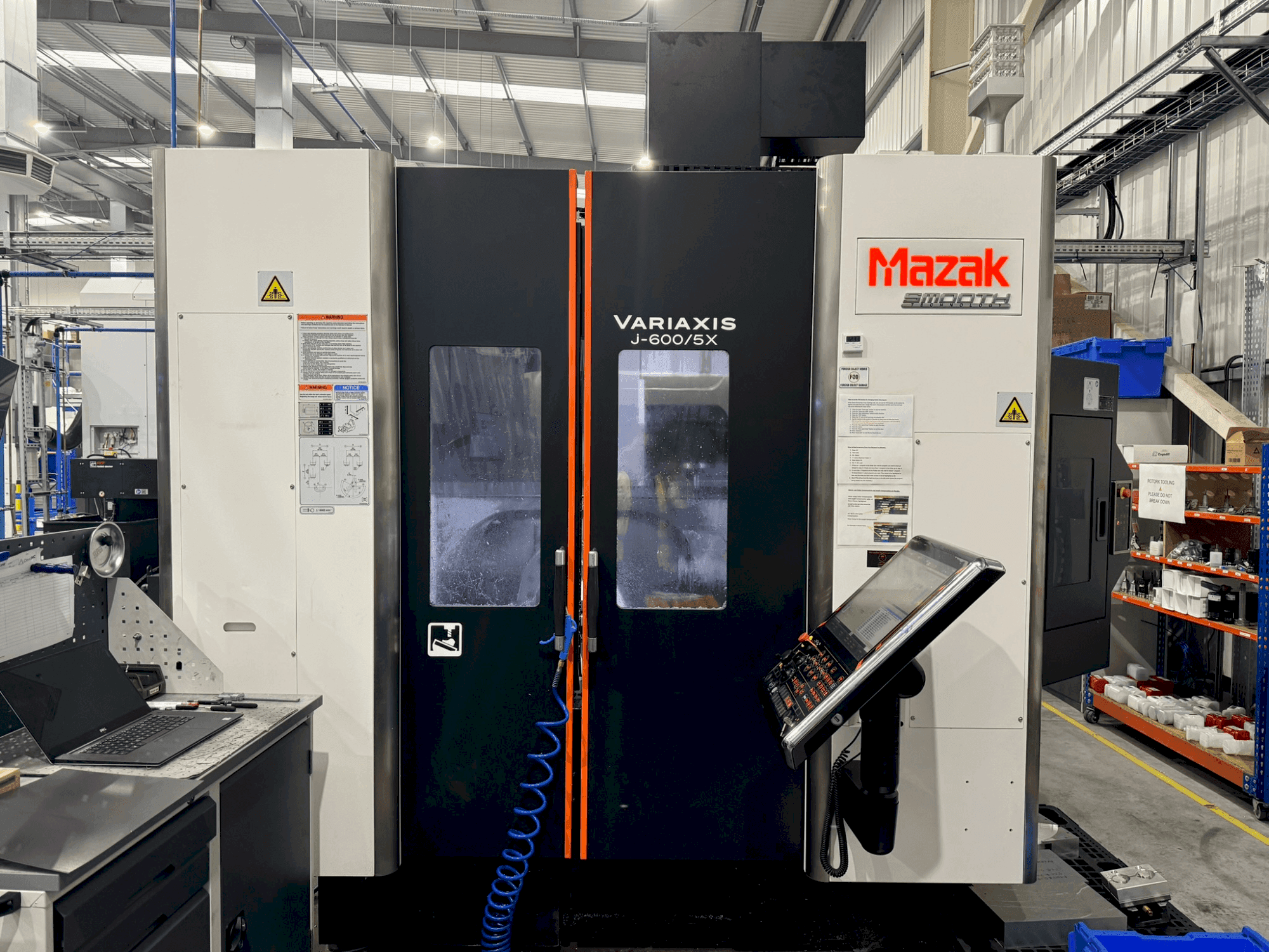 Makine Mazak Variaxis J-600 - Önden görünüm