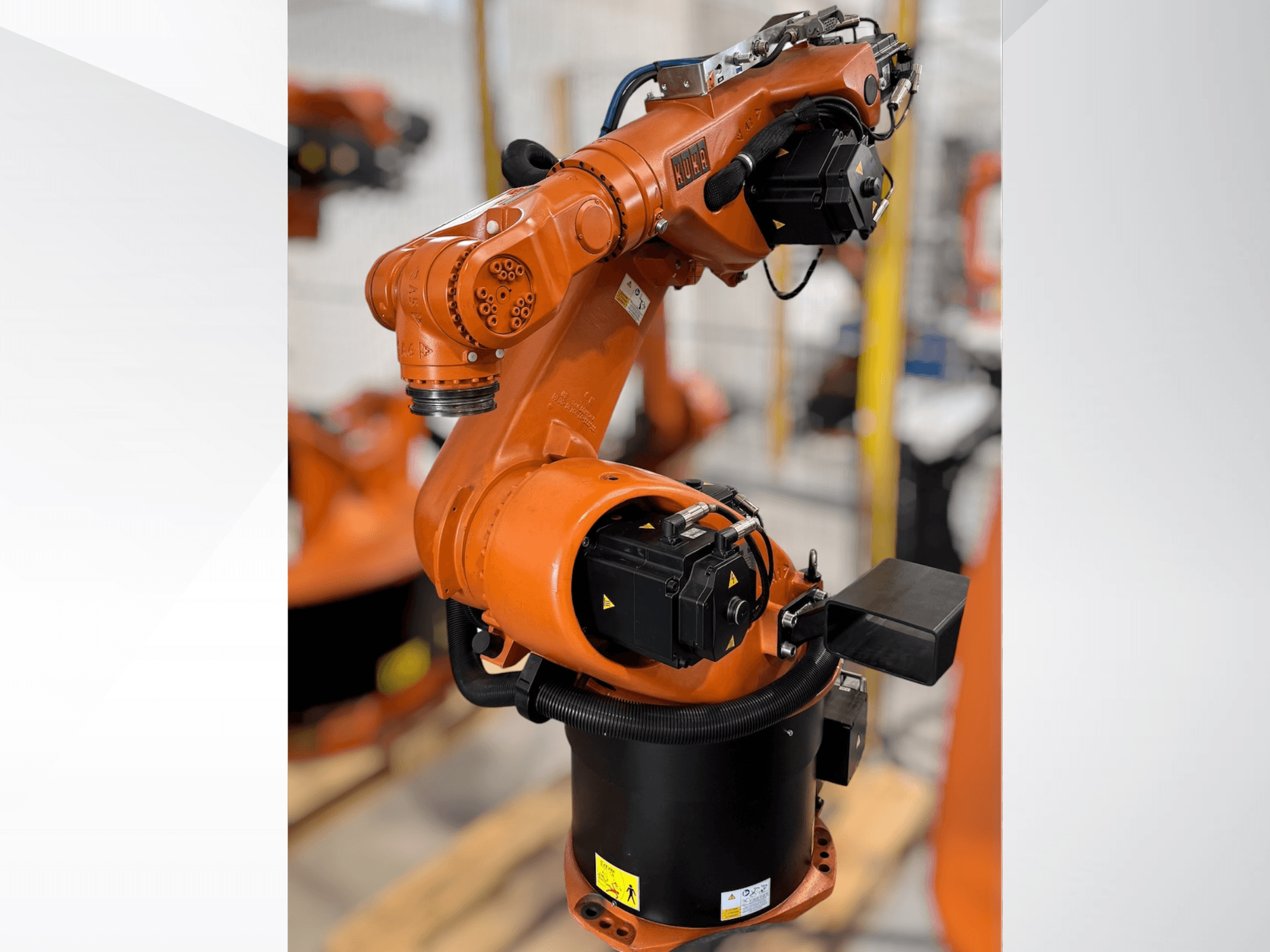 Turuncu renkli KUKA KR 60-3 robot kolu; otomasyon görevleri için taban, eklemler ve kontrol modüllerini gösteren yandan görünüm.