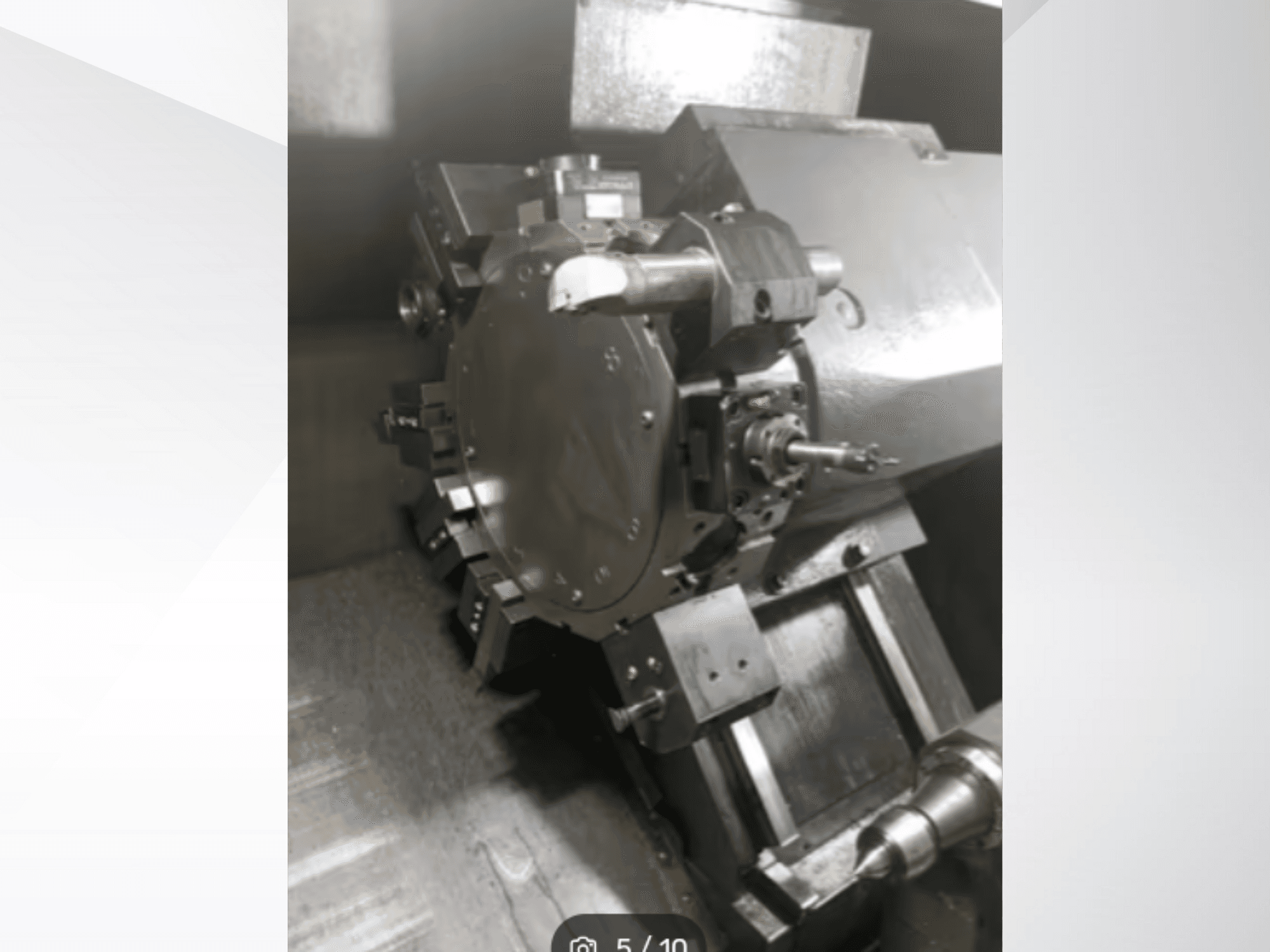 Dişlileri ve metal bileşenleri gösteren hassas bir makine parçasının açılı bir perspektiften yakın çekimi. Marka görünmüyor.