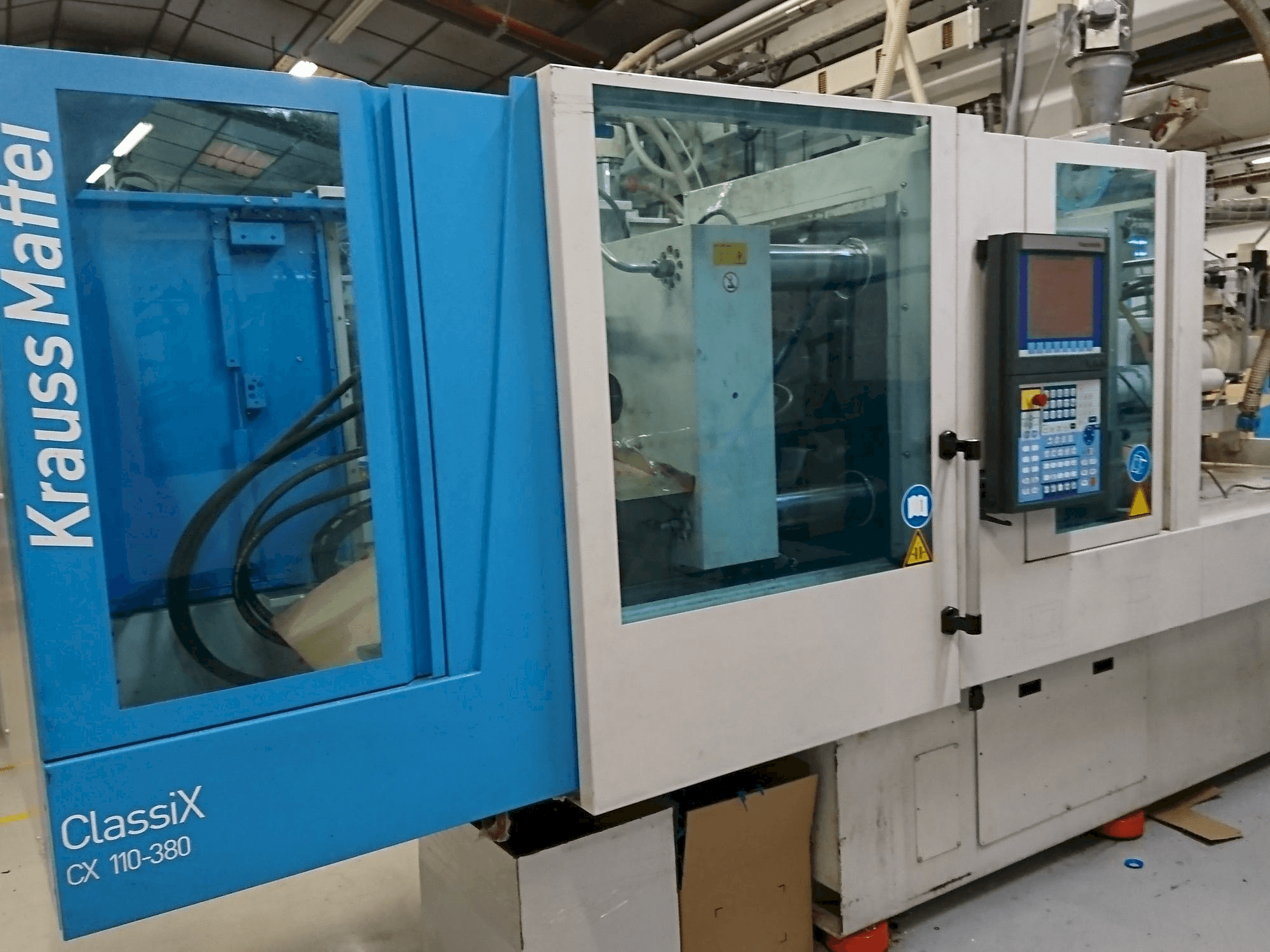 Makine Krauss Maffei 110-380 CX - Önden görünüm