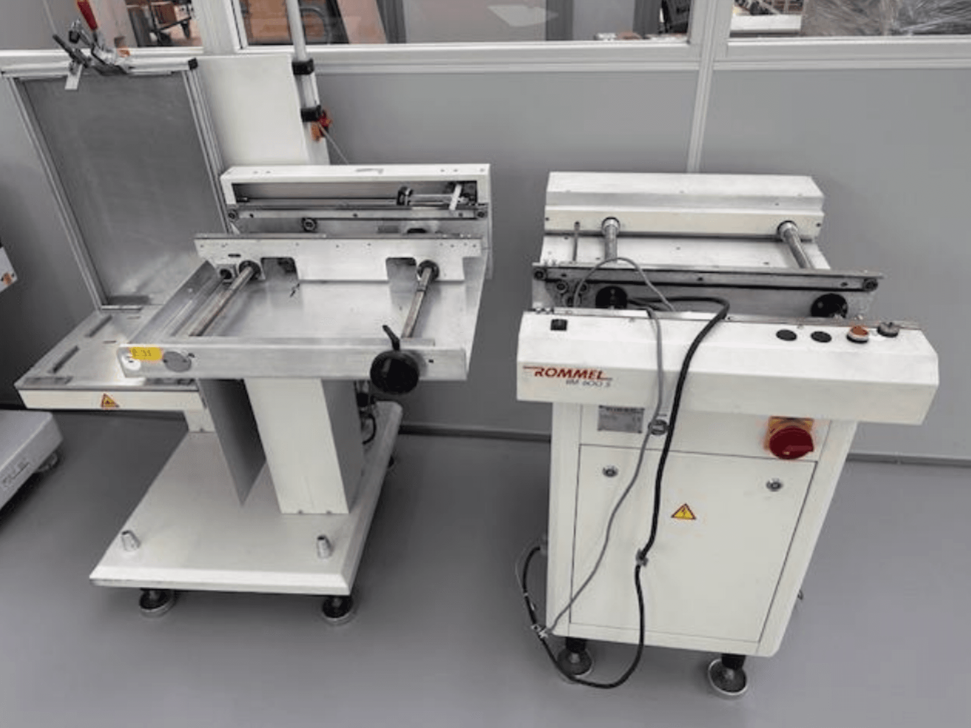 Rommel HM 5033 etiketleme makinesi, önden görünüm; kontrol paneli, silindirler ve paslanmaz çelik yüzeylere sahiptir.