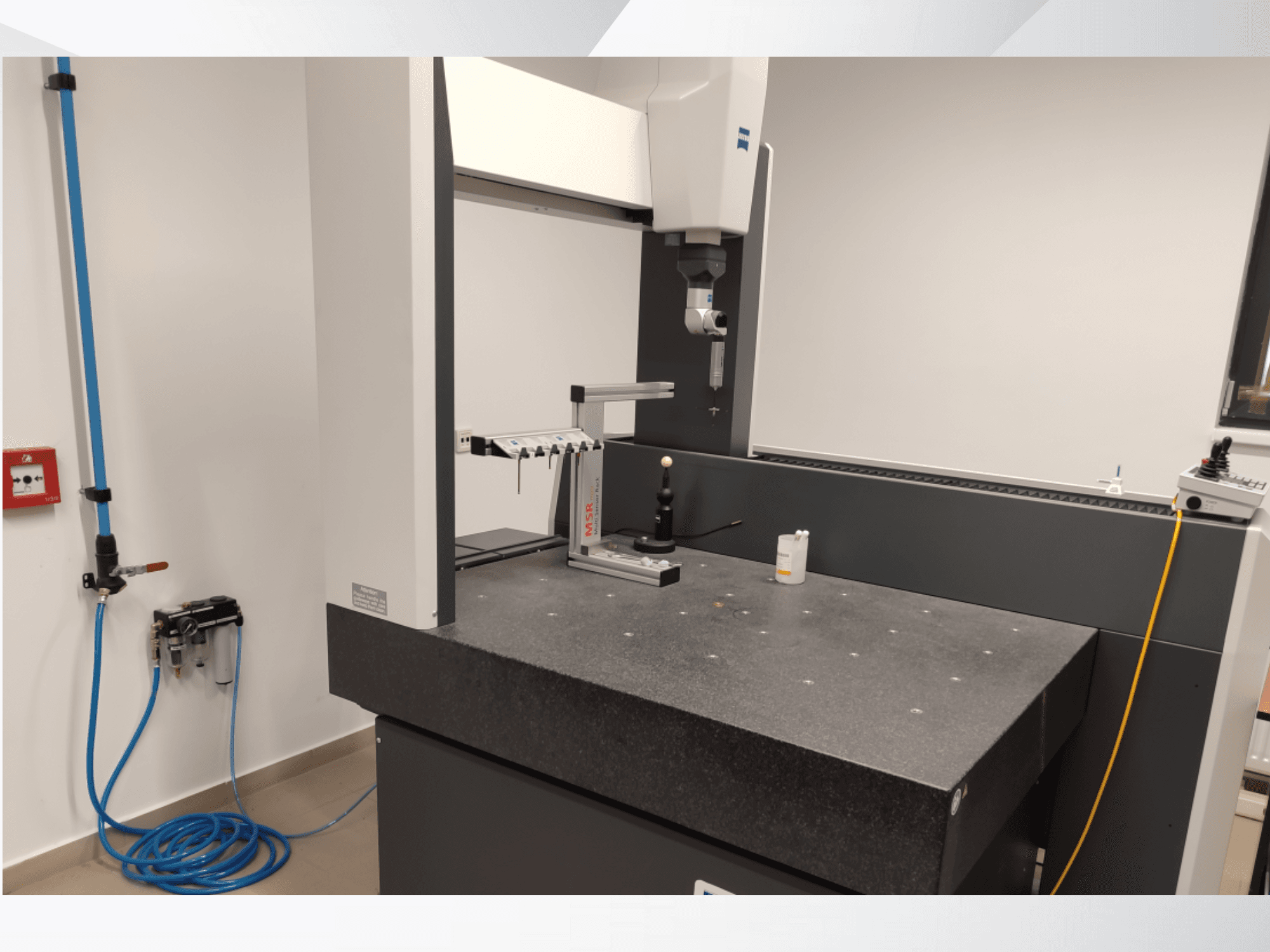 Laboratuvardaki MSR ölçüm cihazı, granit tabla, kalibrasyon küresi ve bağlı yardımcı programları gösteren önden görünüm.