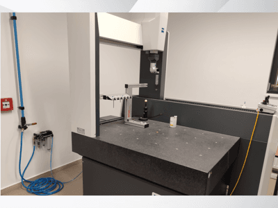 Laboratuvardaki MSR ölçüm cihazı, granit tabla, kalibrasyon küresi ve bağlı yardımcı programları gösteren önden görünüm.