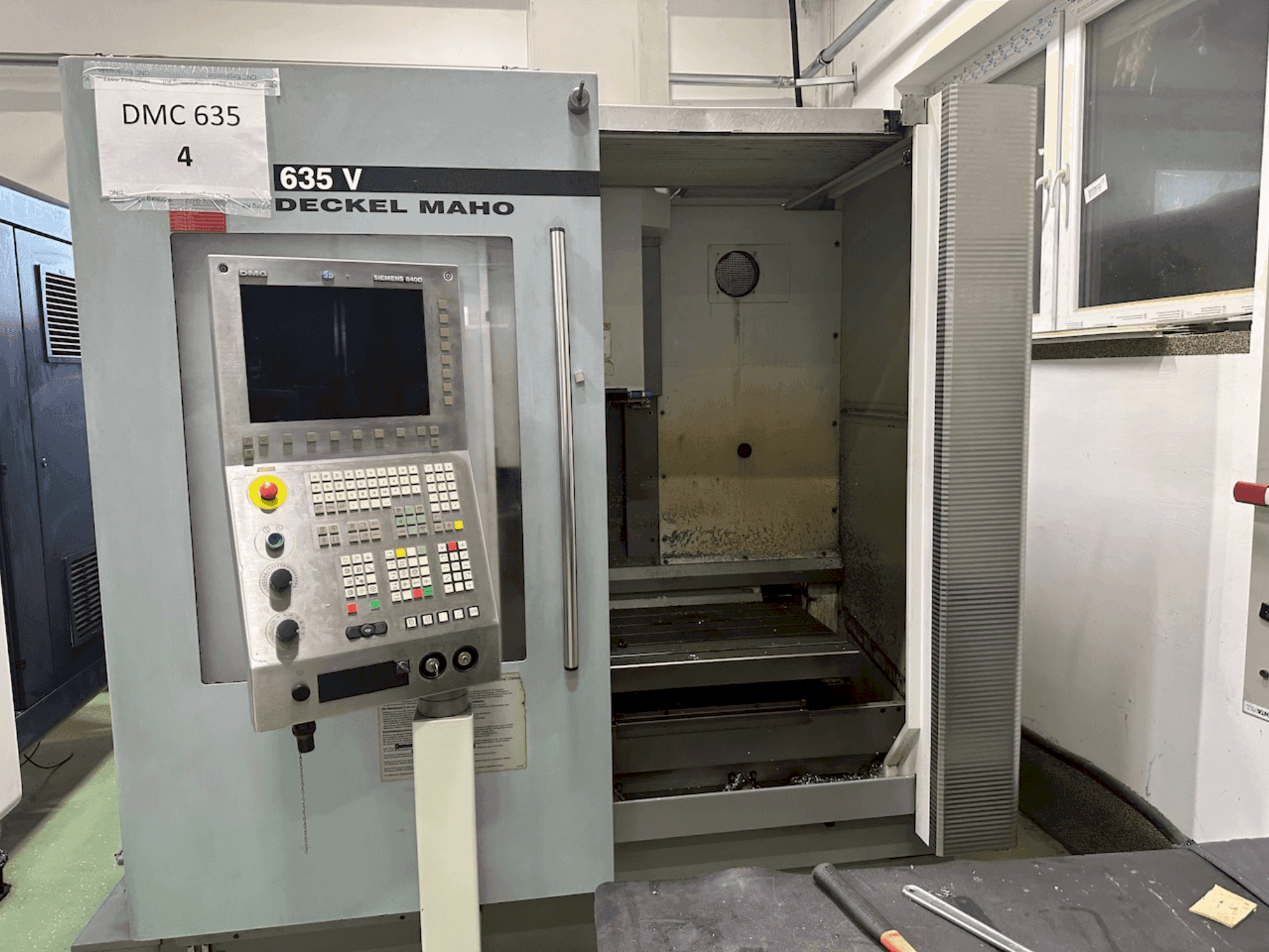 Makine DECKEL MAHO DMC 635 V - Önden görünüm