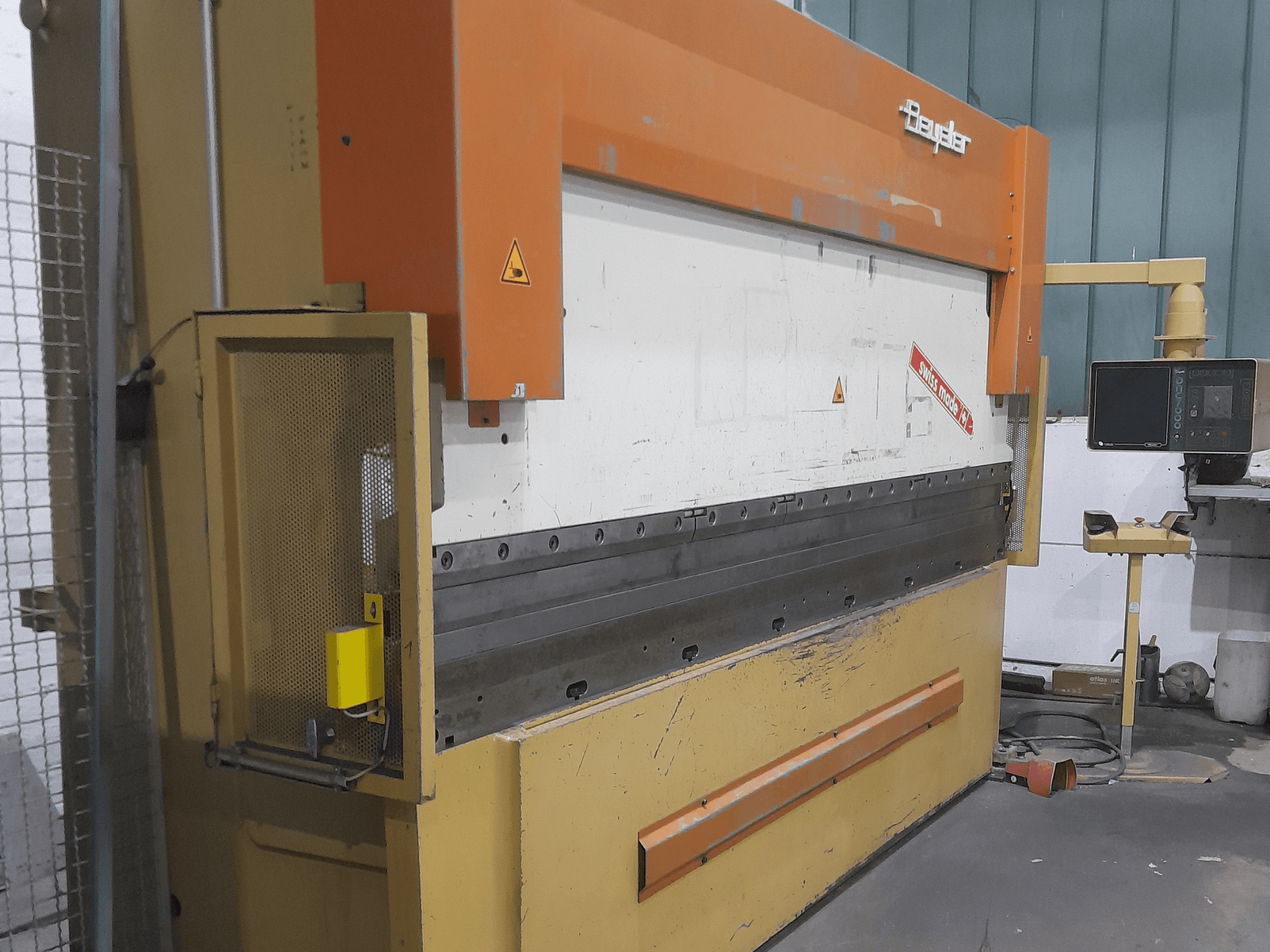 Yandan görünümlü BEYELER RT125x3600 abkant pres, kontrol paneli ve güvenlik muhafazası ile metal bükme işleri için idealdir.