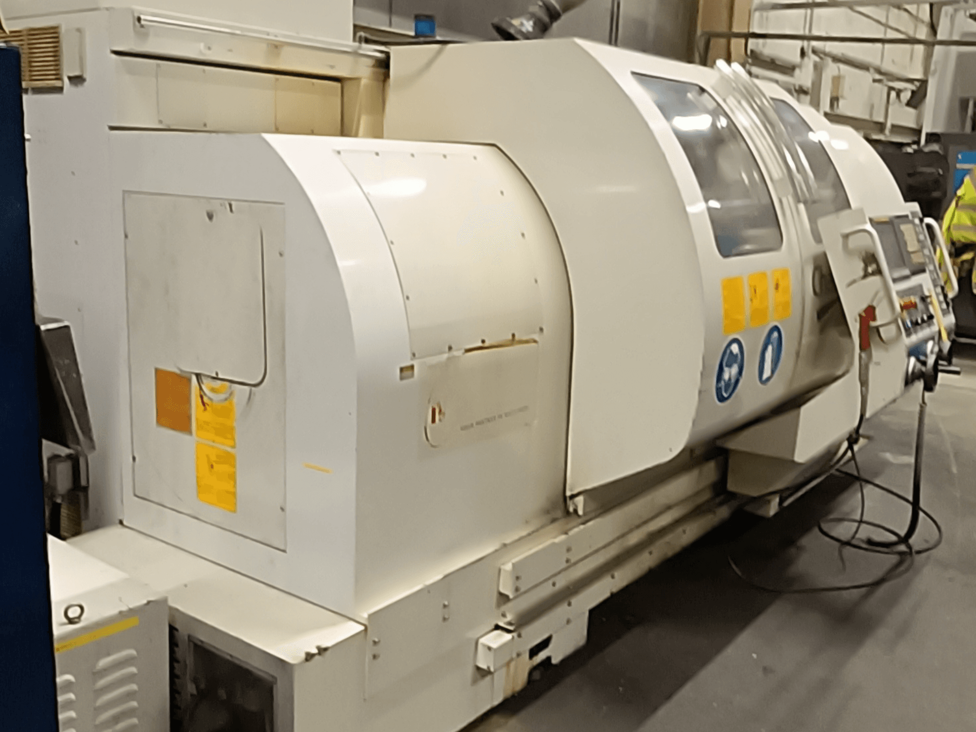 Yatay tornalama makinesi MONDIALE BNC-2260XL, yandan görünüm, kontrol paneli ve güvenlik etiketleri.