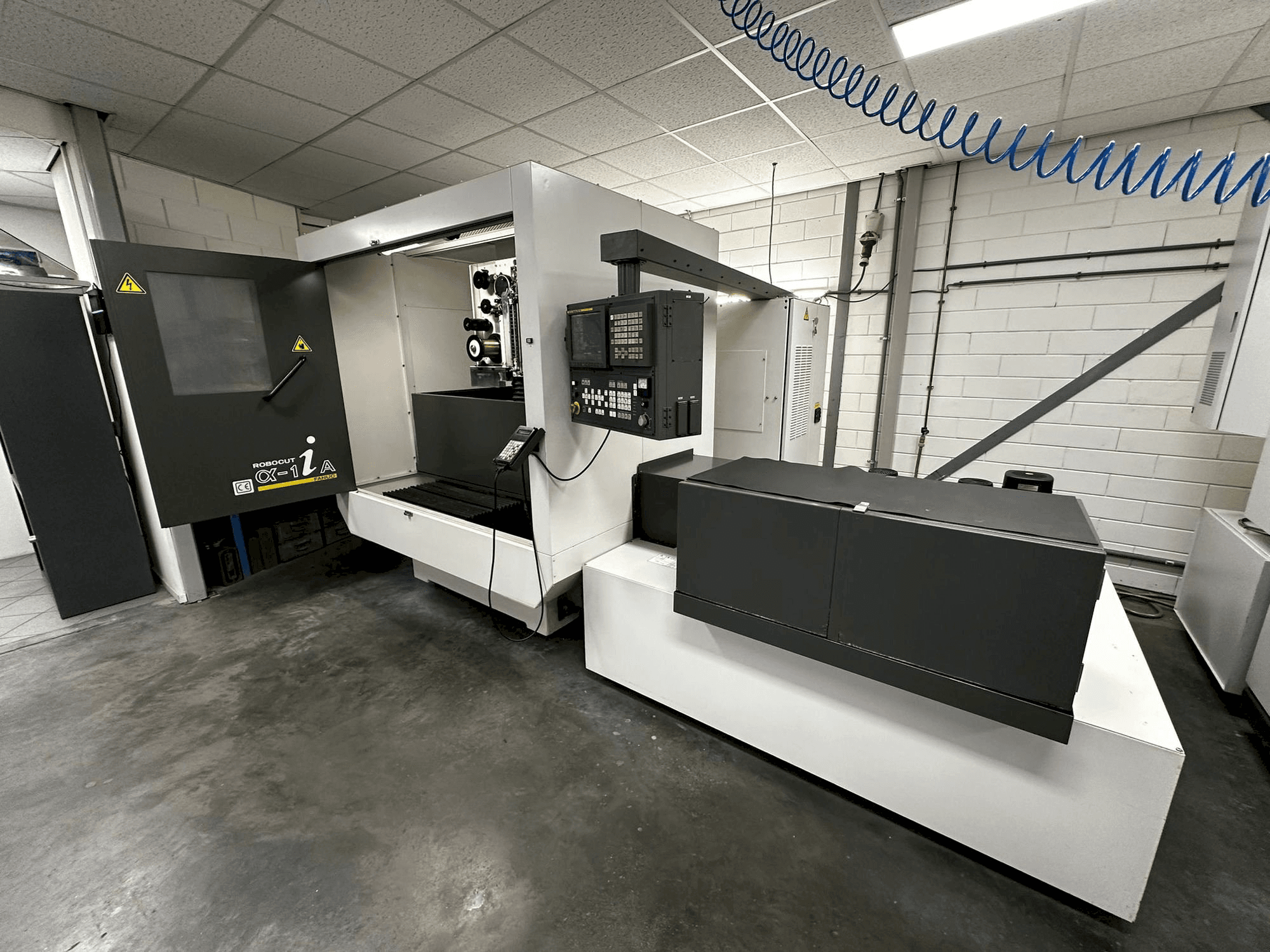 Makine FANUC Robocut α-1iA - Önden görünüm