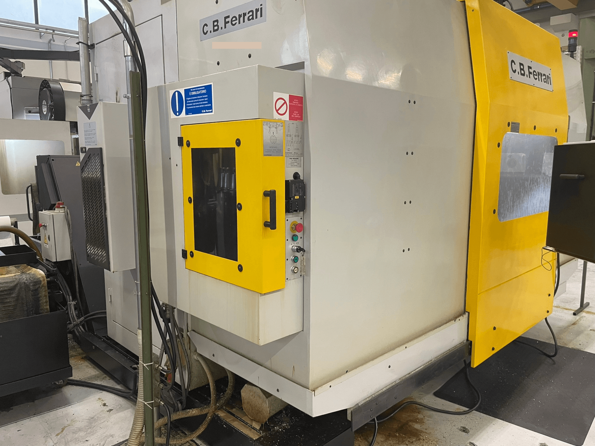 C.B. Ferrari endüstriyel makine, önden görünüm; sarı kapı, kontrol paneli ve görünür işleme bileşenlerine sahiptir.
