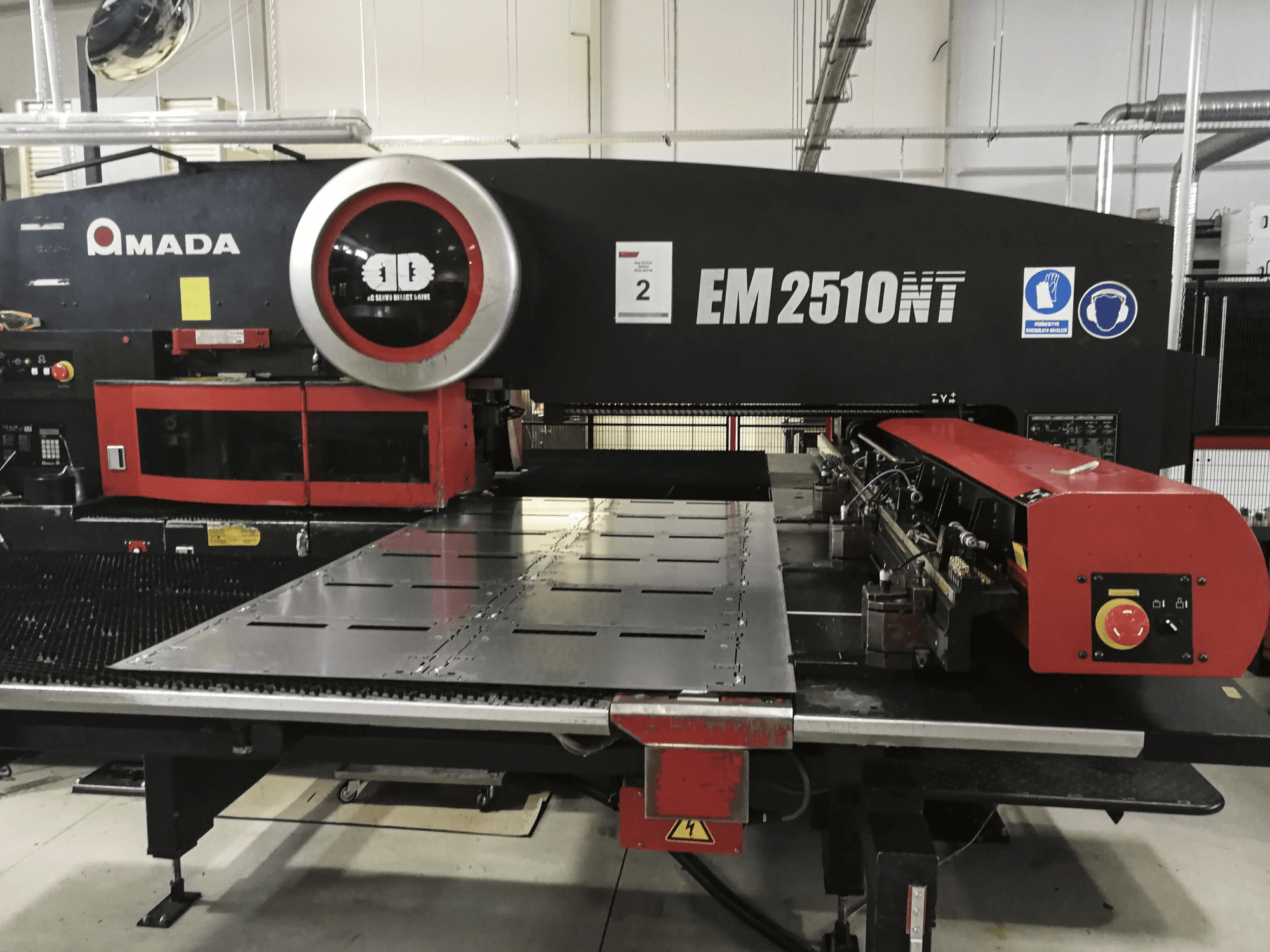 Makine AMADA - Önden görünüm EM2510NT