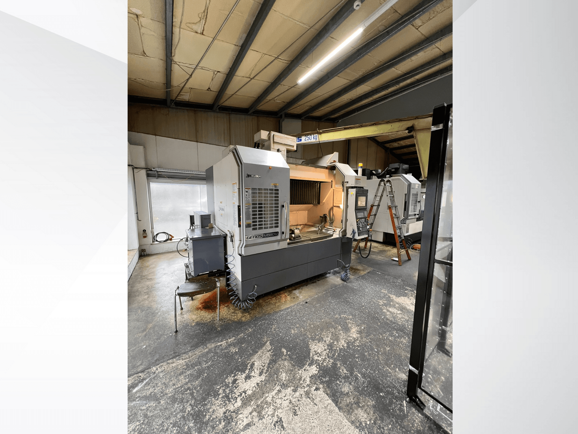 Bir atölyede GRETOS 750 CNC makinesi, önden görünüm, kontrol panelini ve aletlerle çalışma alanını gösterir, arka planda görünür merdiven.