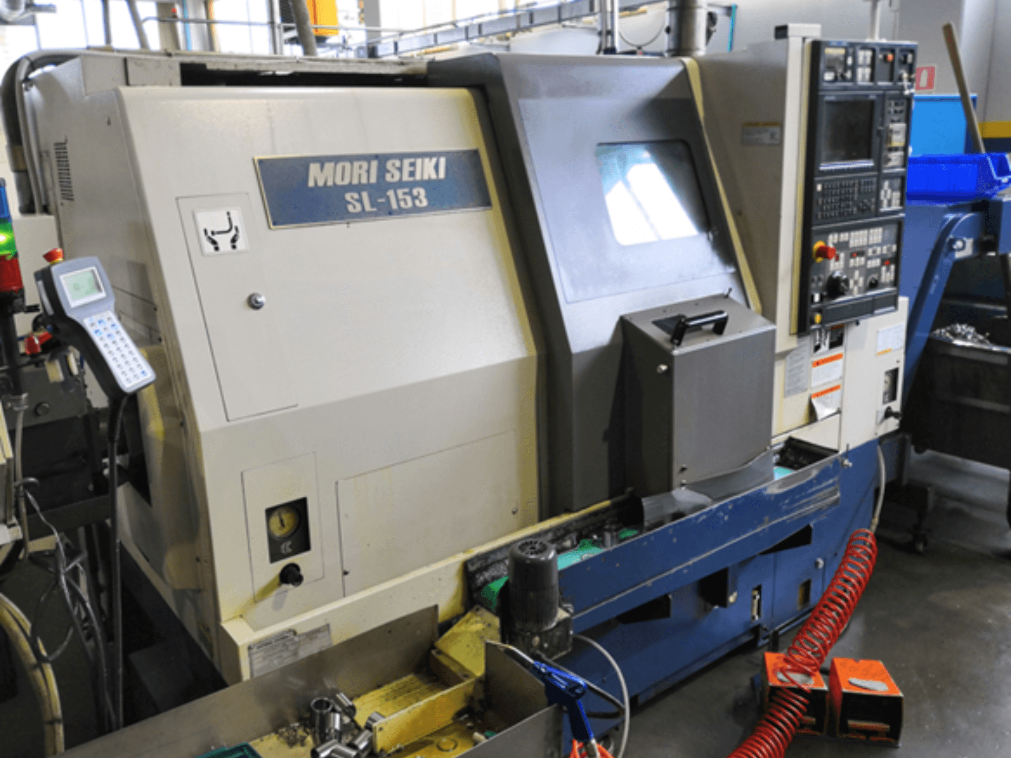 MORI SEIKI SL-153 SMC yatay tornalama makinesi, önden görünüm, kontrol paneli ve çalışma özellikleri.