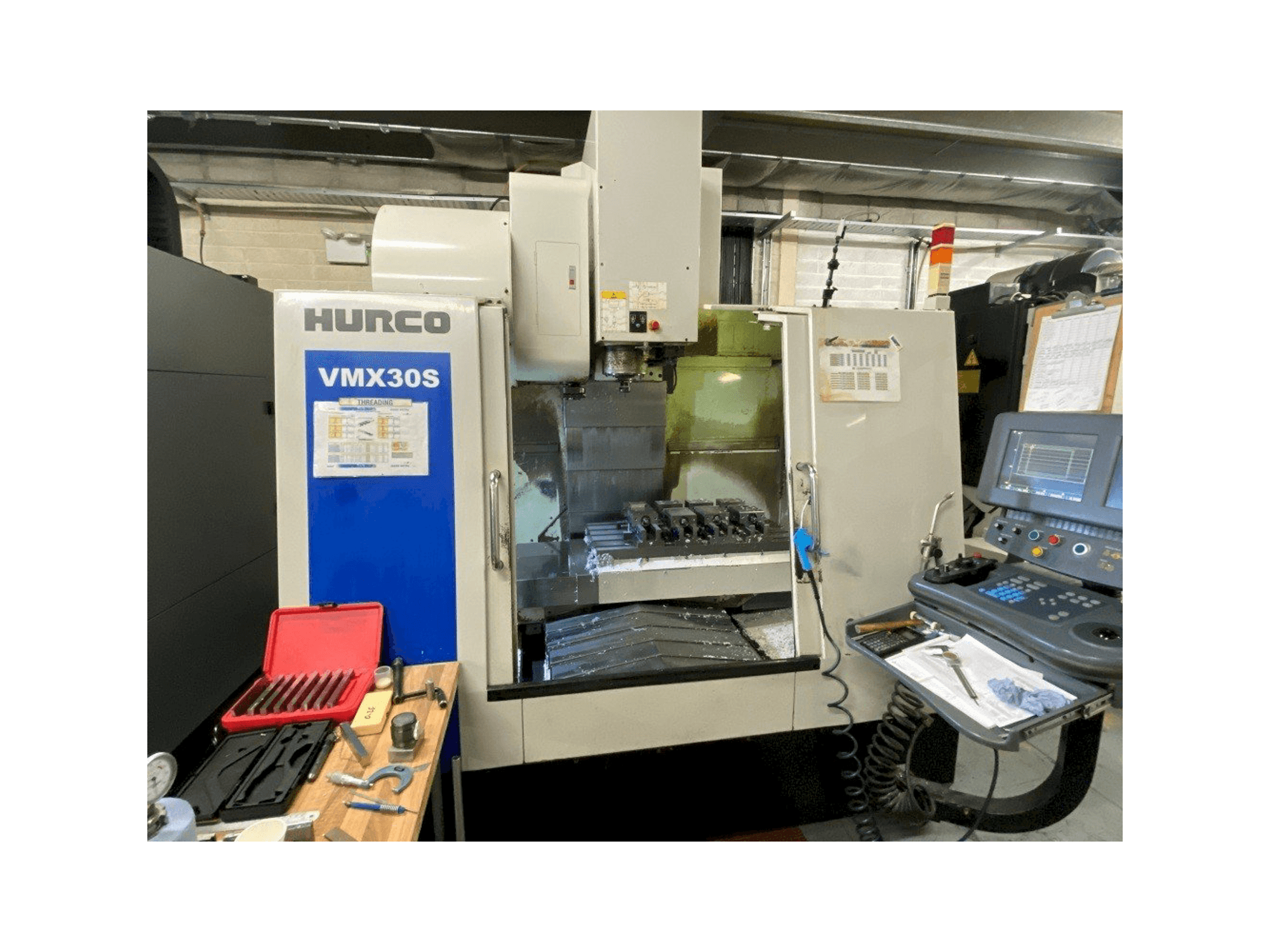 Makine Hurco VMX30S - Önden görünüm