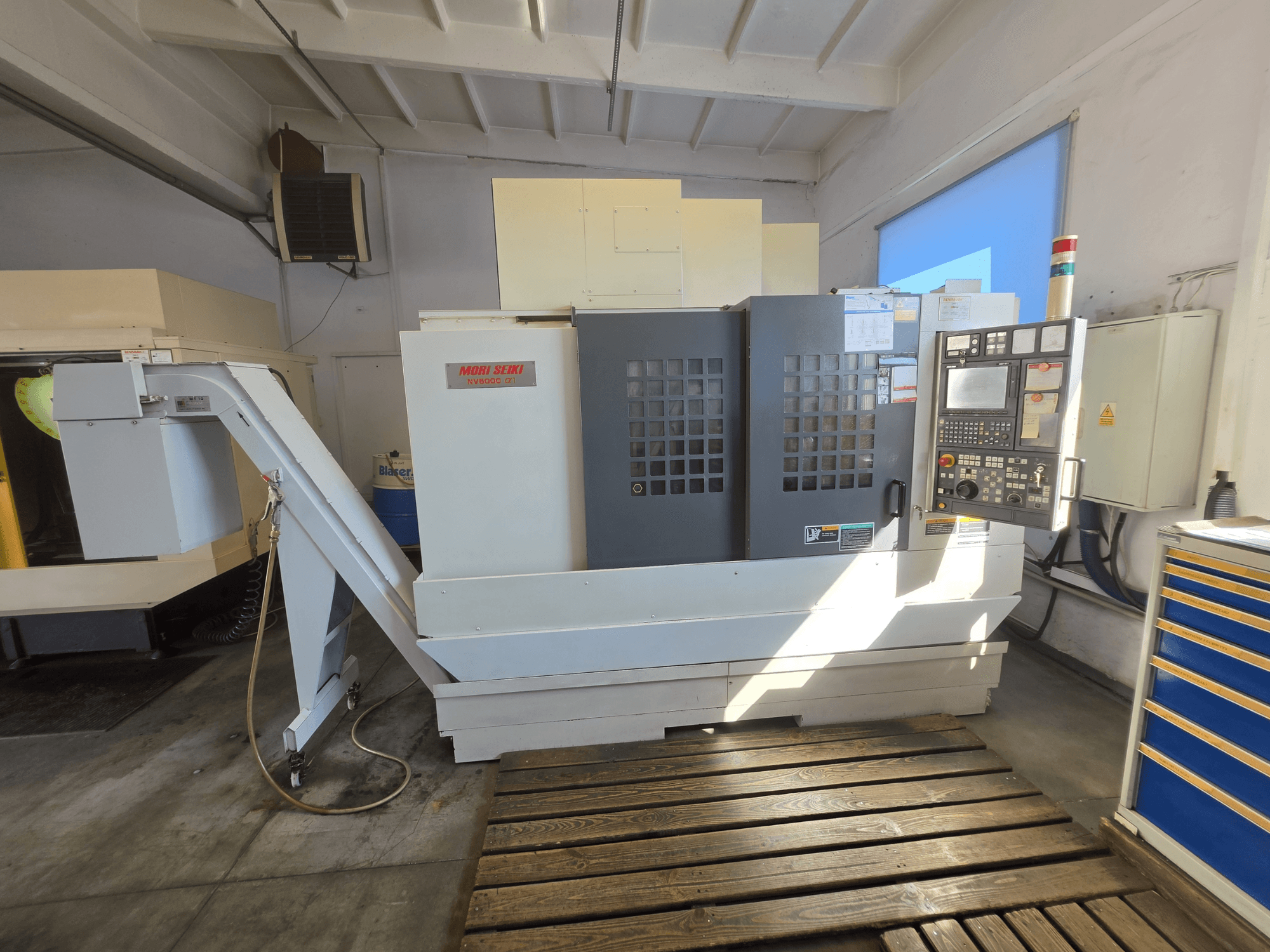 MORI SEIKI NV 5000 alpha1 Dikey İşleme Merkezi; atölye ortamında kontrol paneli ve makine özelliklerini gösteren önden görünüm.
