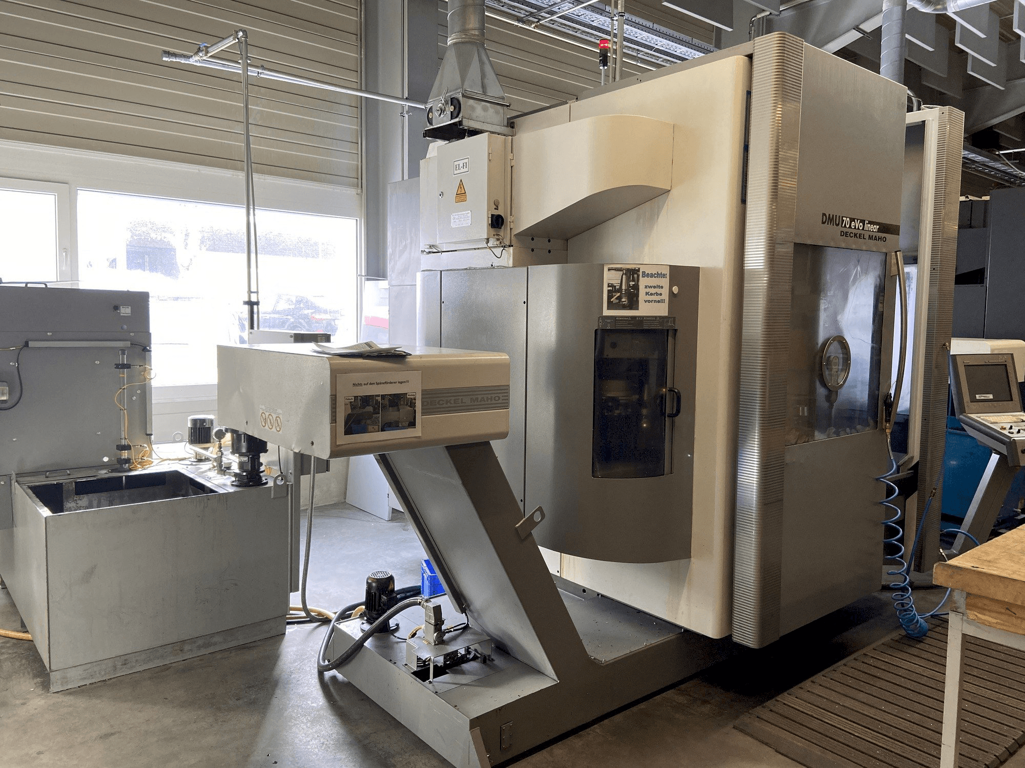 Makine DECKEL MAHO DMU 70 eVo linear - Önden görünüm