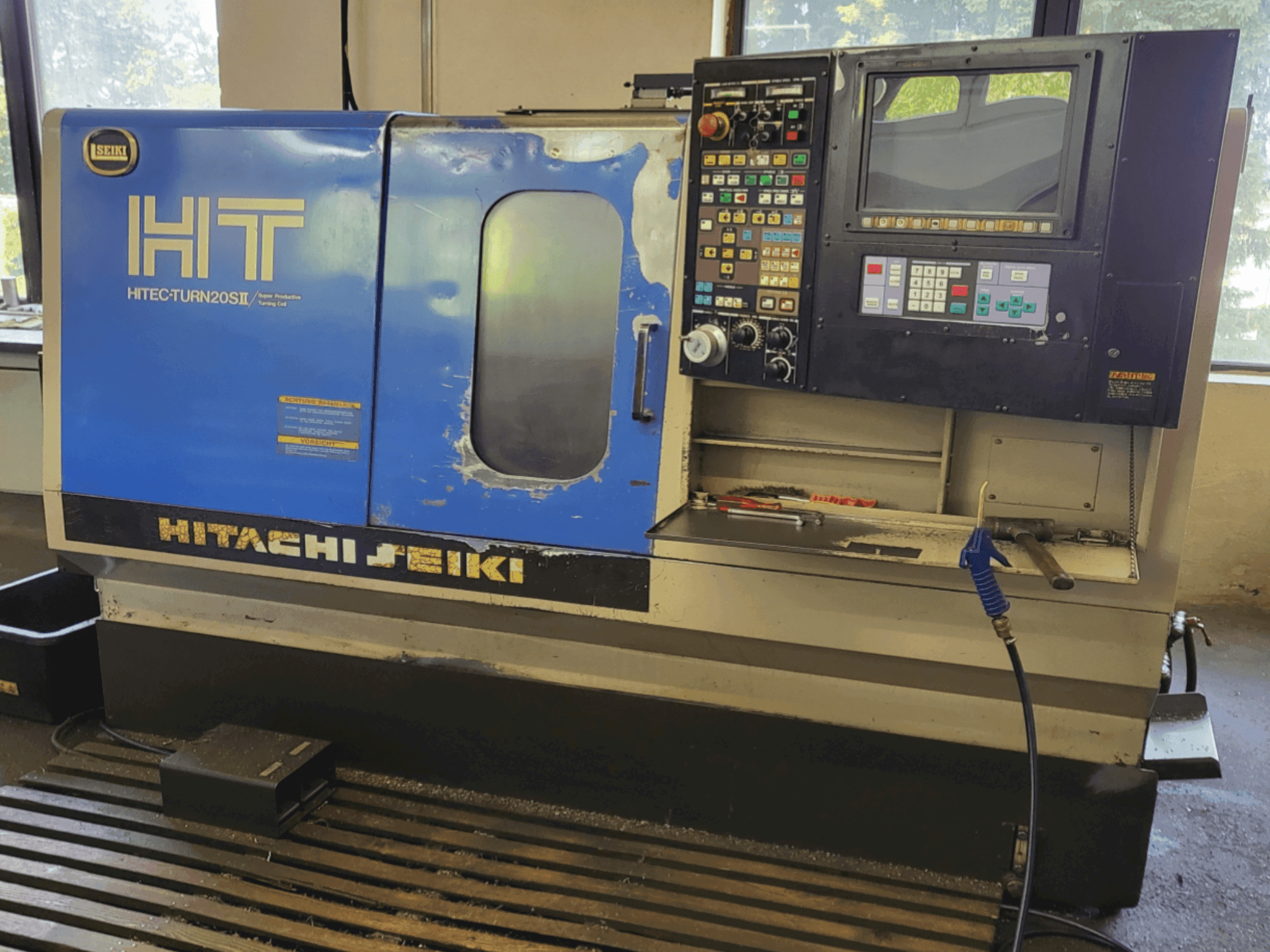 Makine HITACHI SEIKI HT 20SII - Önden görünüm