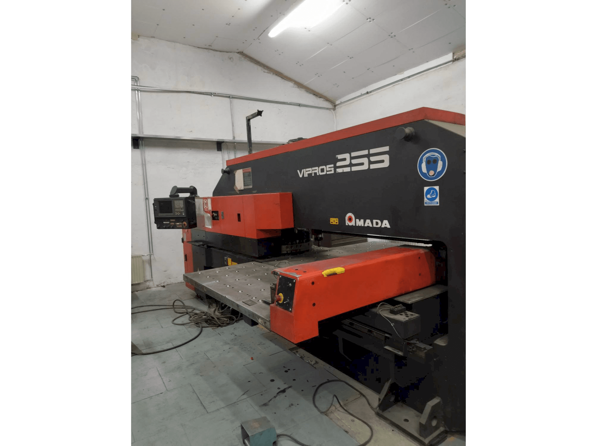 Makine AMADA Vipros 255 - Önden görünüm