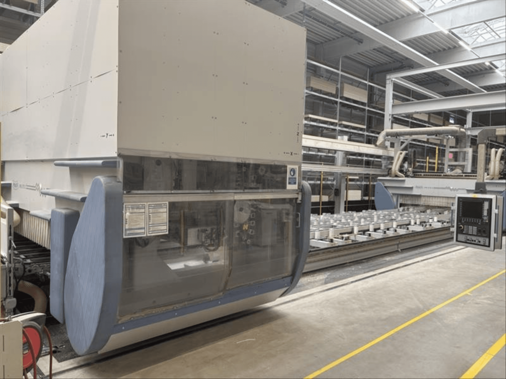CNC İşleme Merkezi MAKA PM 270 X, fabrika ortamında kontrol paneli ve makine detaylarını gösteren önden görünüm.