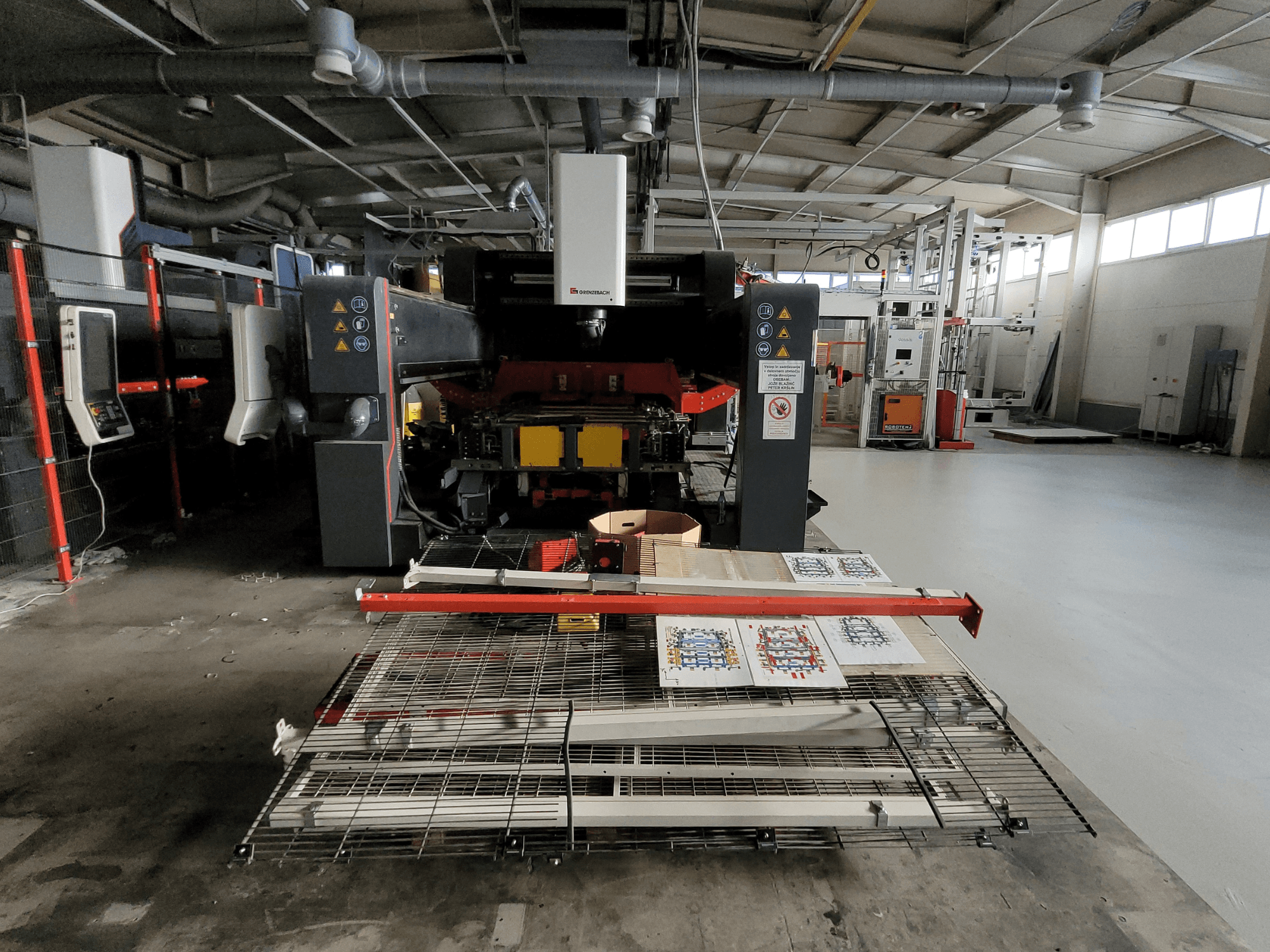 GRENZEBACH FSW Makinesi DSM 2400, fabrika ayarlarında önden görünüm, basılı malzemeler ve ekipmanlarla birlikte işleme düzenini sergilemektedir.