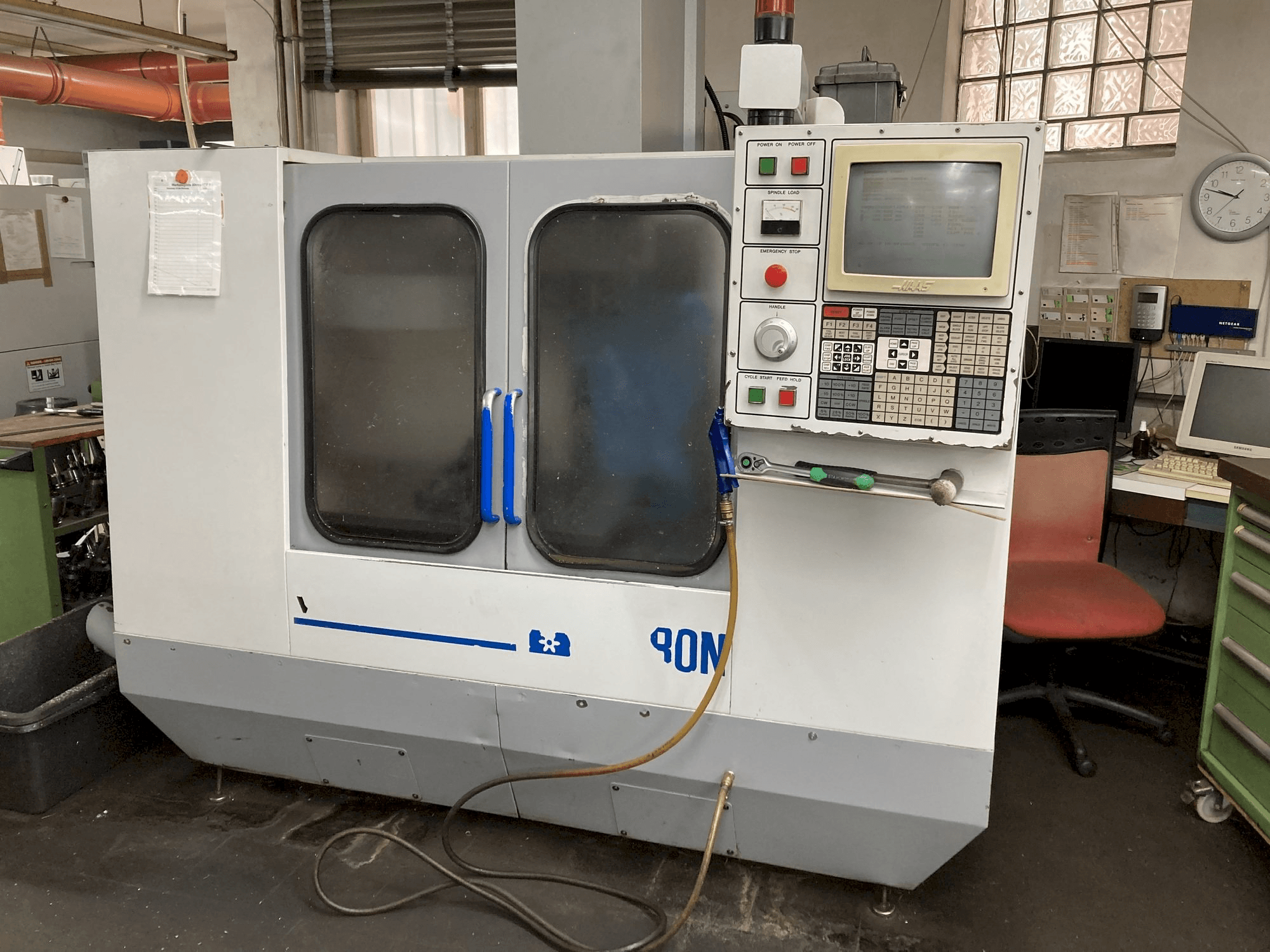 Makine MIKRON VCE750 - Önden görünüm
