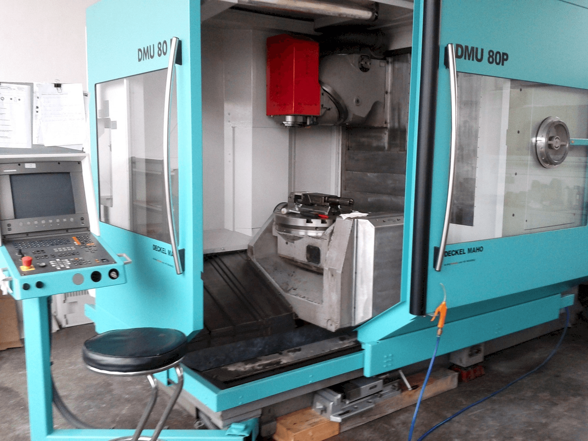 Makine DECKEL MAHO DMU 80P - Önden görünüm