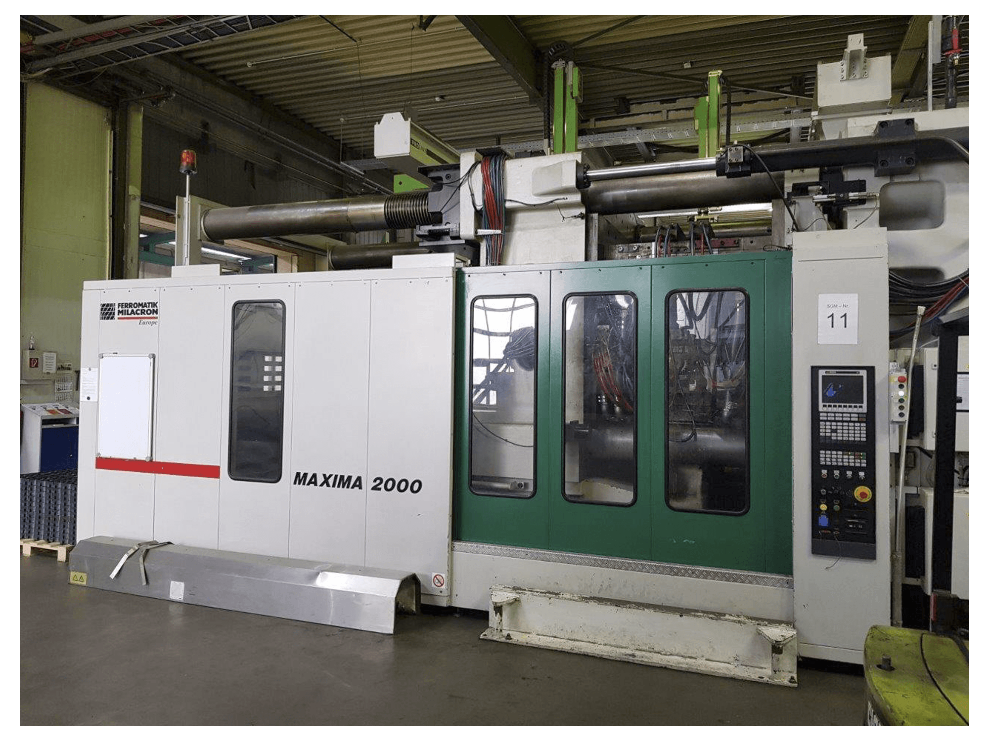 Makine 1 FERROMATIK MILACRON - Sağdan görünüm MM 2000