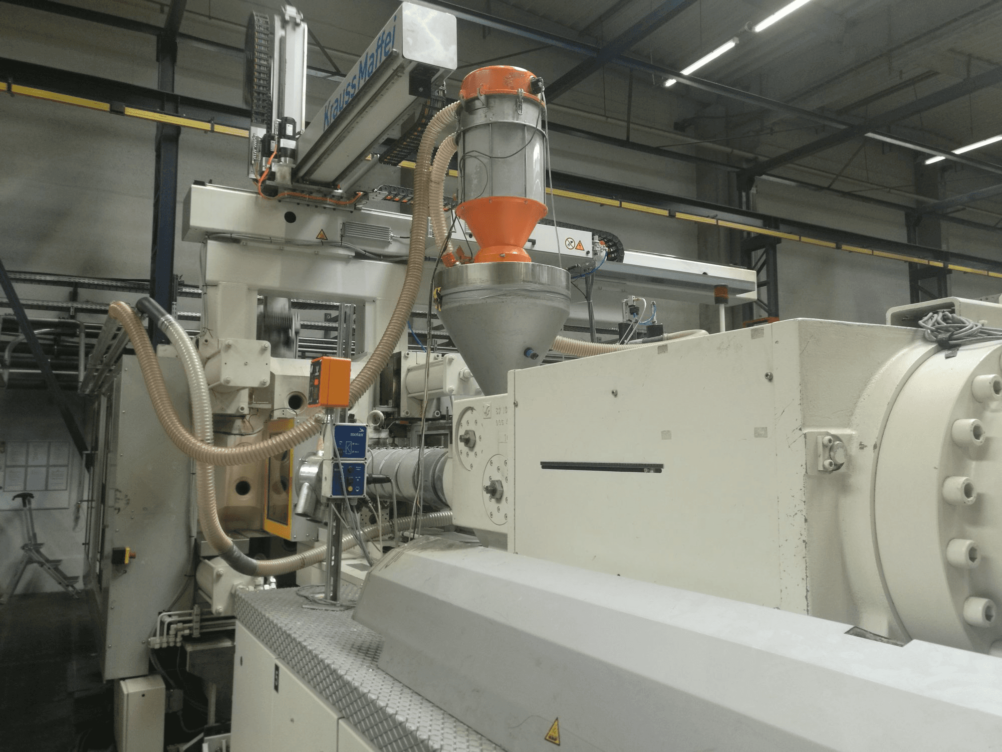 Makine 1 Krauss Maffei - Sağdan görünüm 800-8000 MC