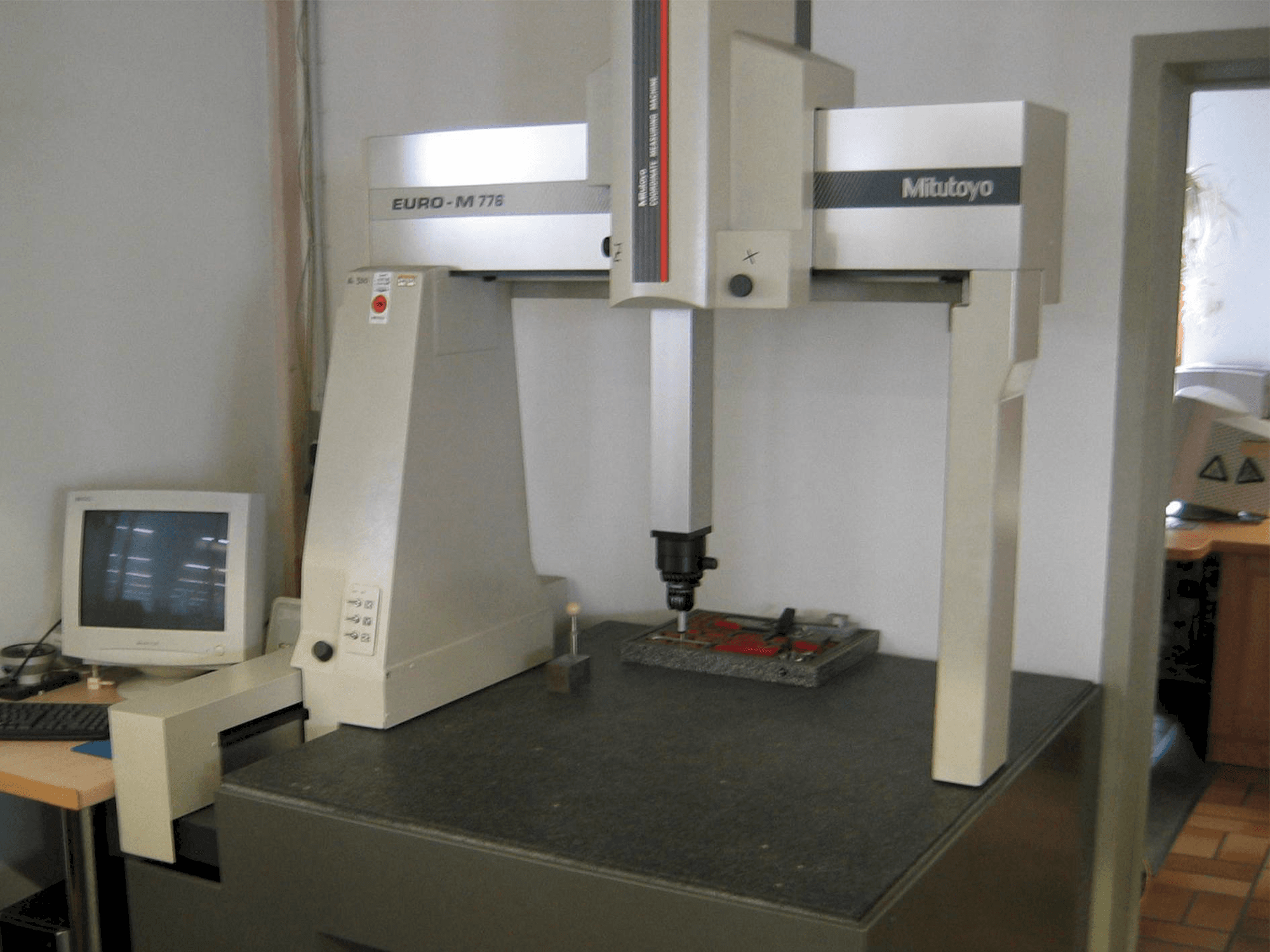 Makine Mitutoyo Messmaschine Euro M - Önden görünüm