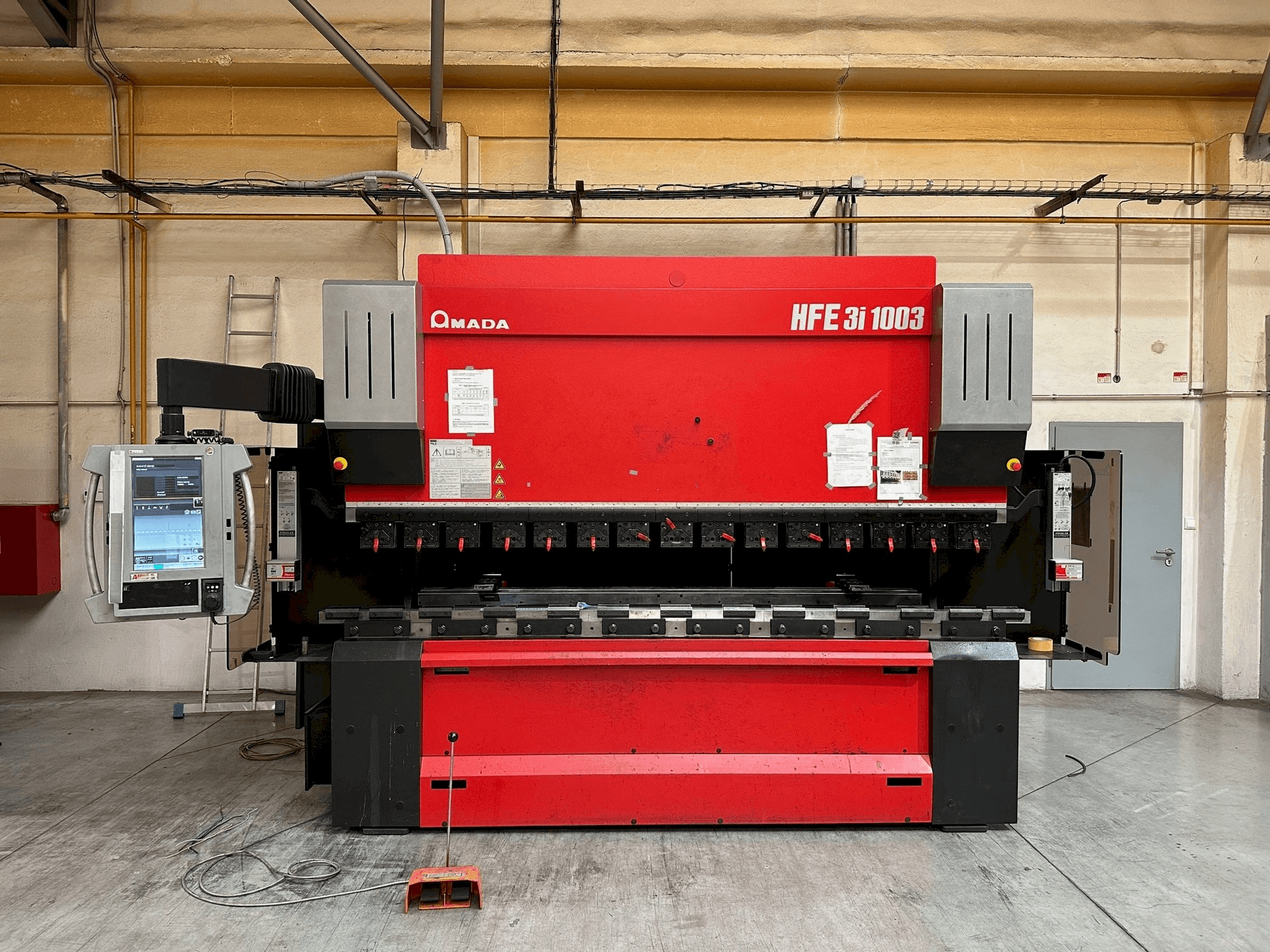 Makine AMADA HFE 3i 1003 - Önden görünüm