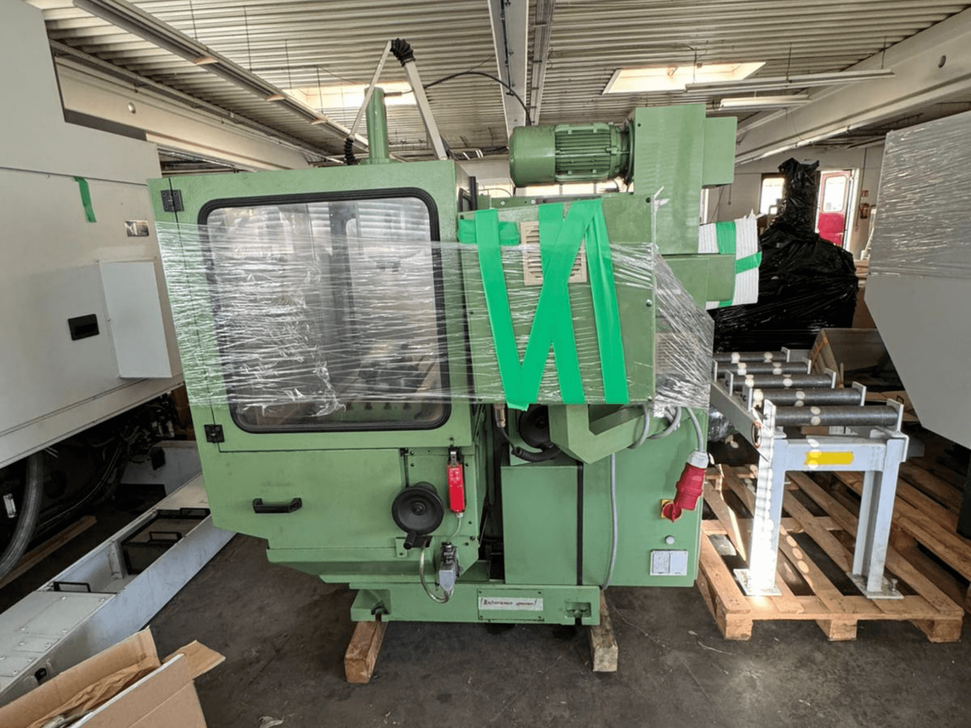 KUNZMANN WF 4/3 dikey işleme merkezi, önden görünüm, plastik ambalajlı, yeşil gövdeli ve kontrol elemanları görülebilir durumda.