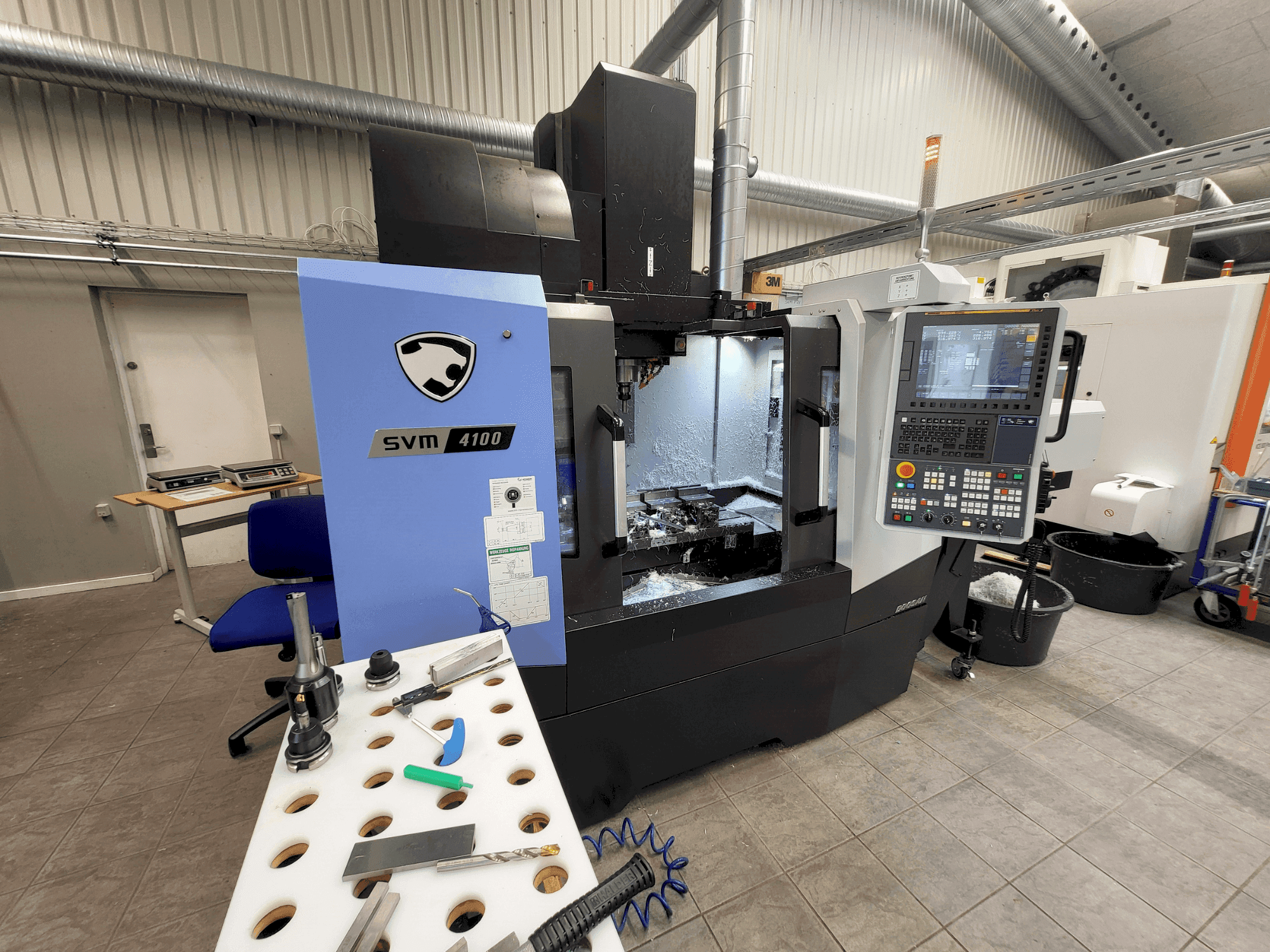 Makine DOOSAN SVM4100 - Önden görünüm