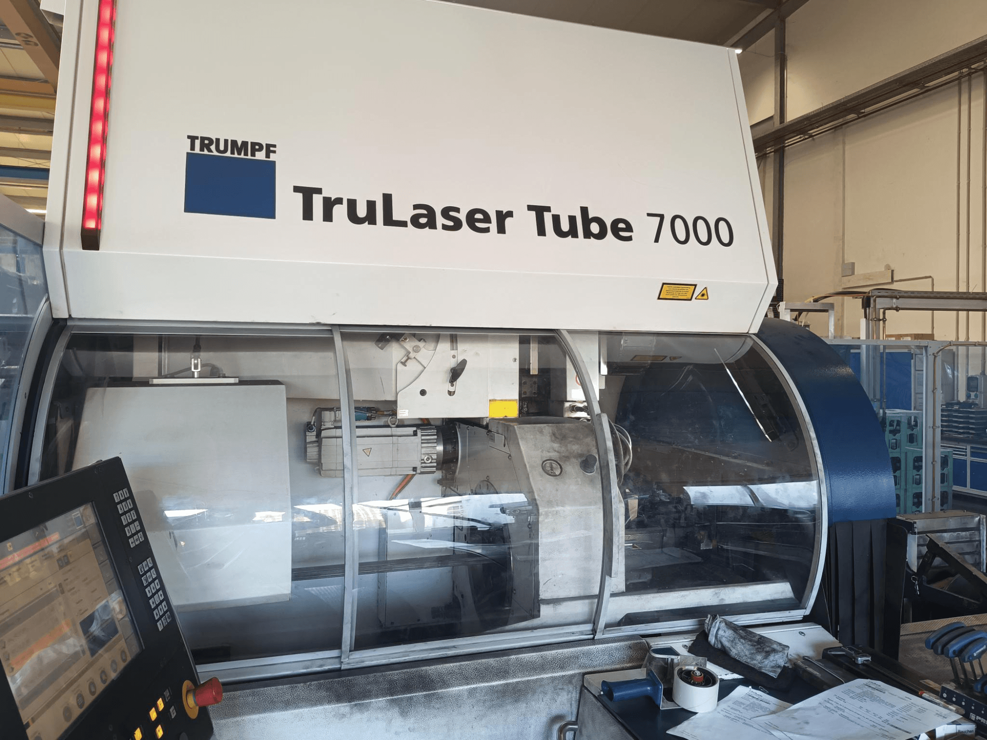 TRUMPF TruLaser Tube 7000, makinanın kontrol paneli ile birlikte önden görünümü, lazer kesim özellikleri ve çalışma alanı.
