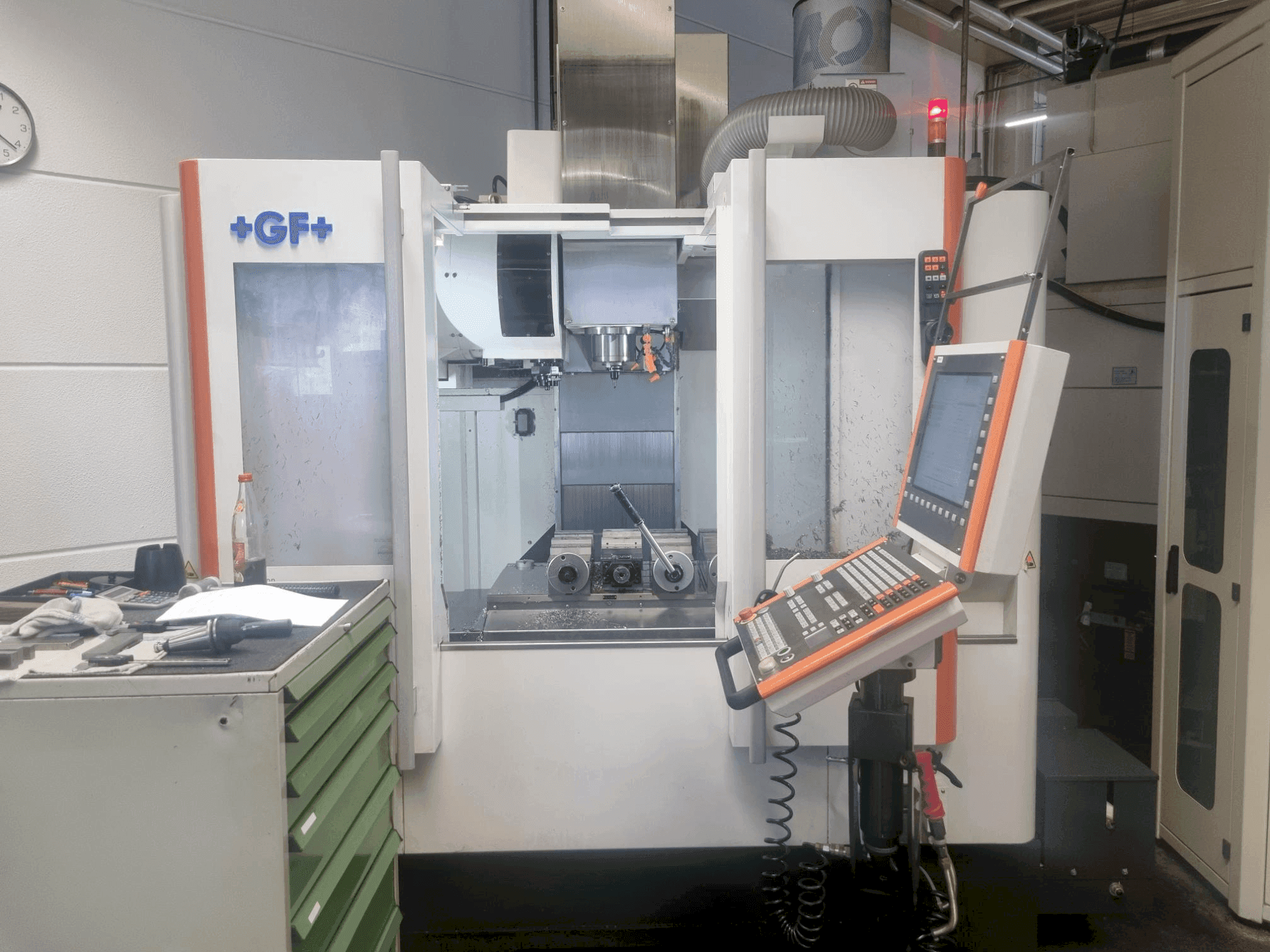 Makine MIKRON VCE 800 Pro - Önden görünüm