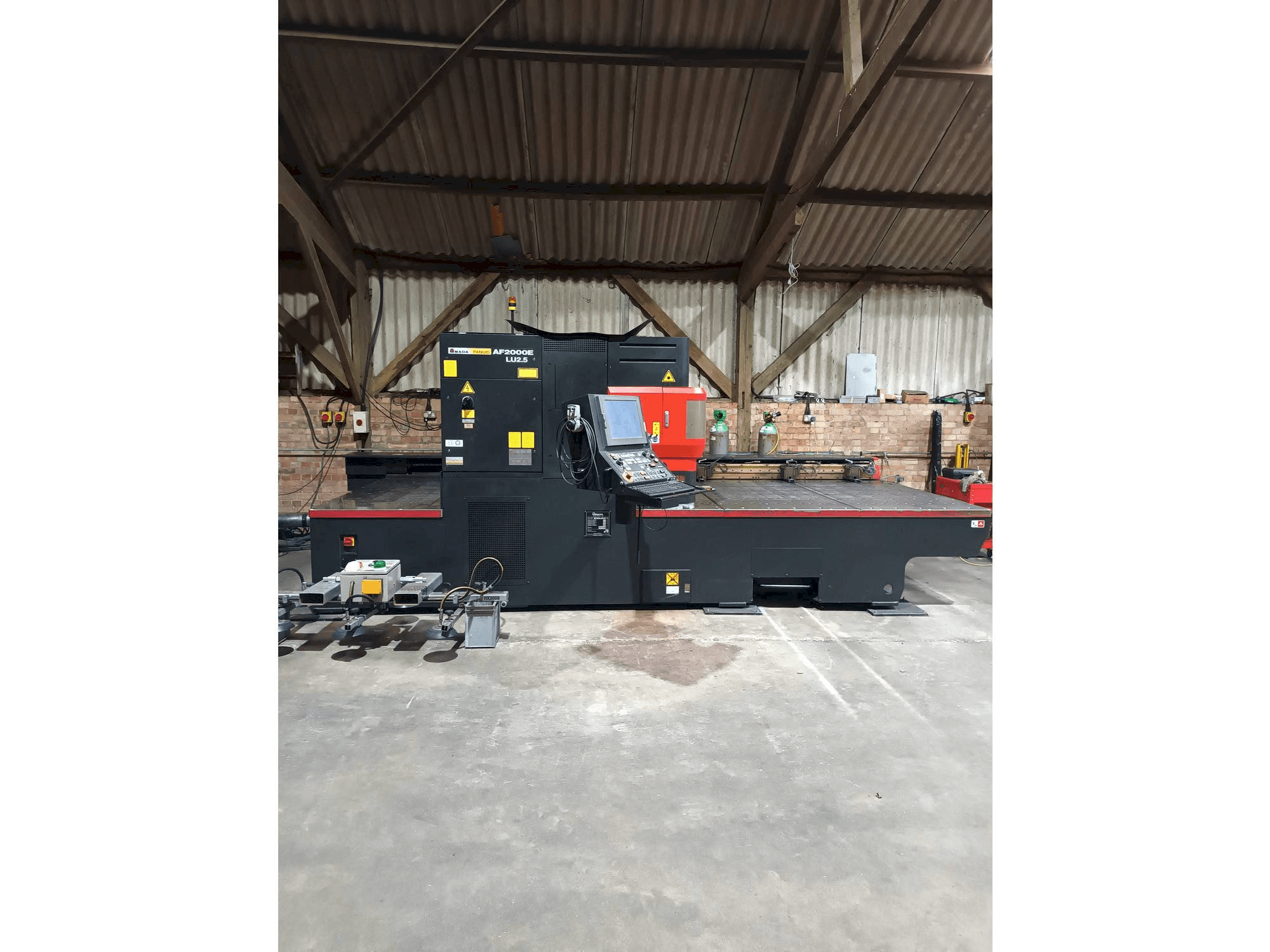 Makine AMADA LC 2415 alpha 4 NT - Önden görünüm