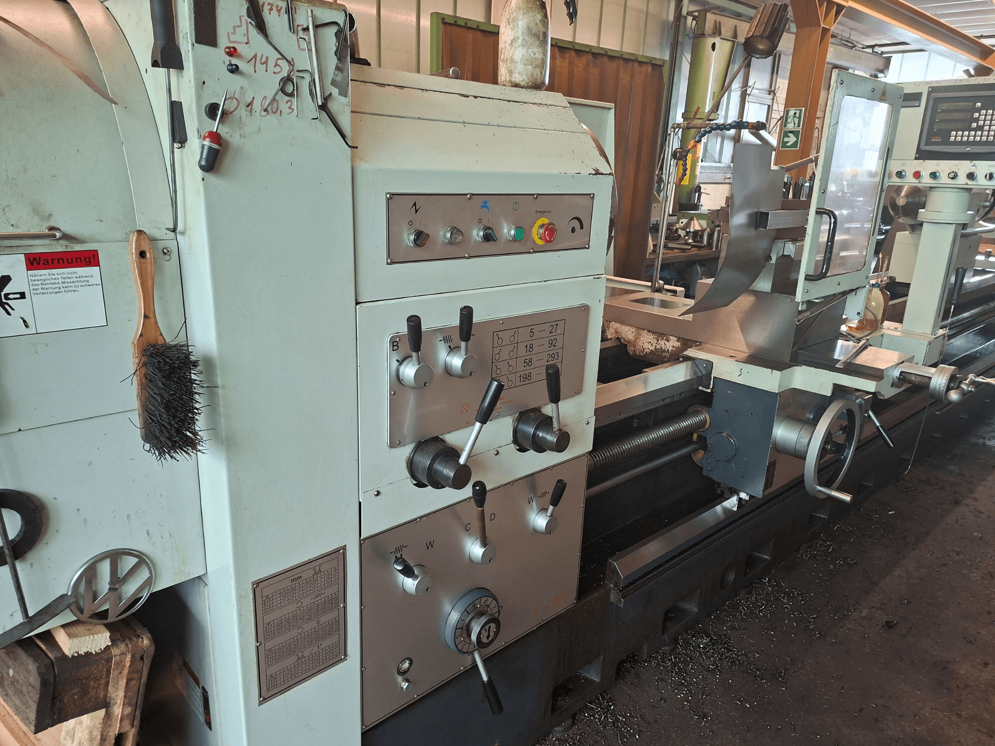Other firması tarafından üretilen BV-40160 Yatay Torna Tezgahı; kontrol paneli, fırça ve metal iş parçası alanını gösteren önden görünüm.