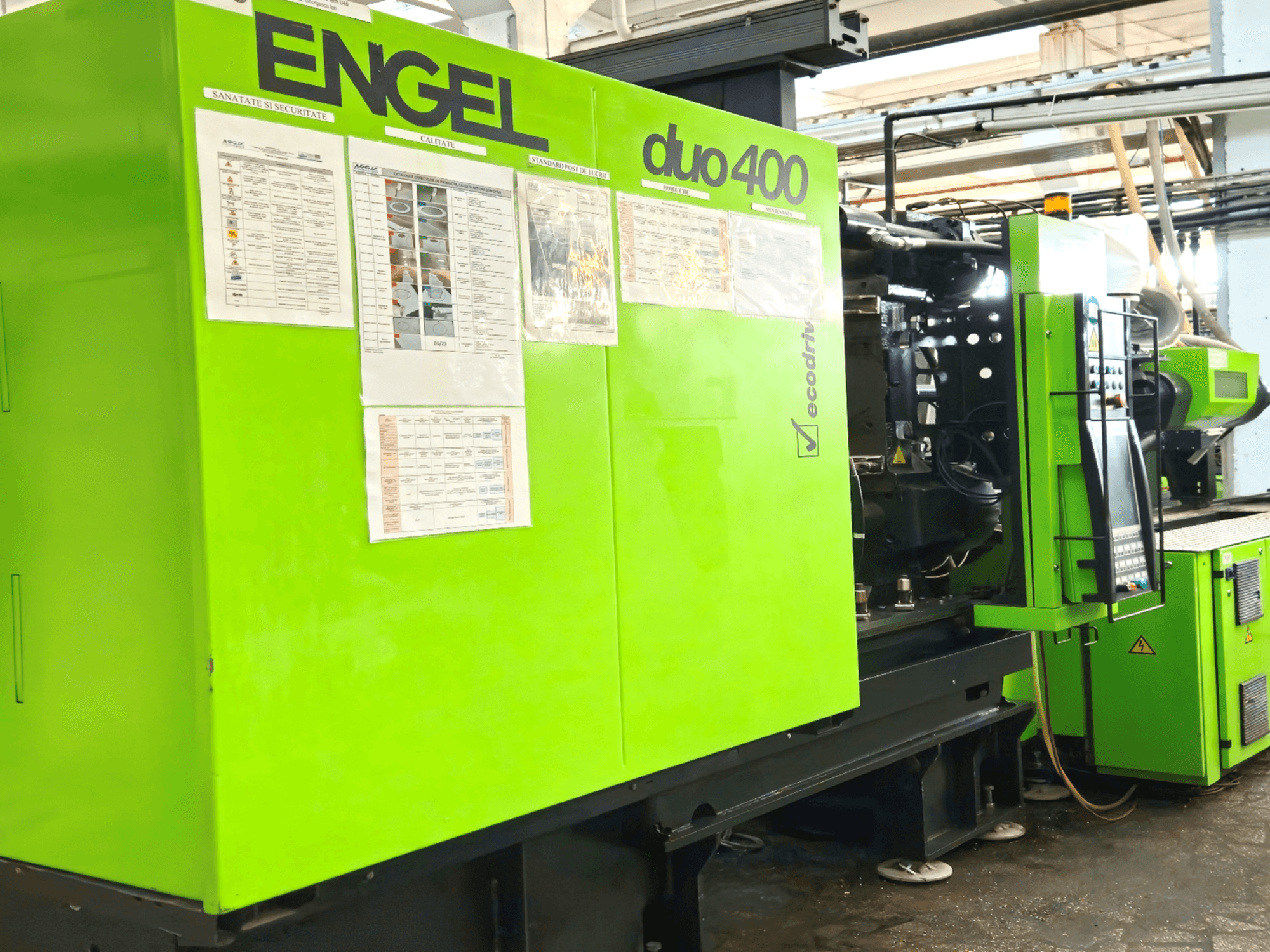 Yeşil ENGEL duo 400 plastik enjeksiyon makinesi, önden görünüm, dış kısımda kontrol paneli ve güvenlik belgeleri.