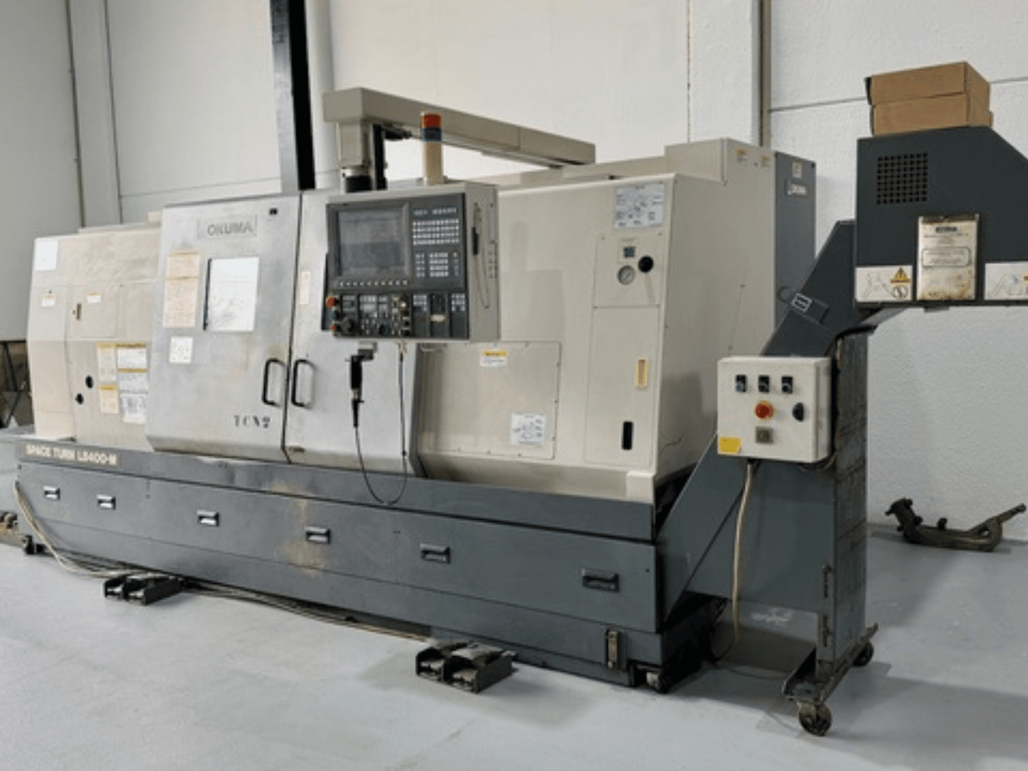 Okuma Space Turn LB400-M torna makinesi, kontrol paneli ile önden görünüm, çoklu anahtarlar ve ayrıntılı özellikler.