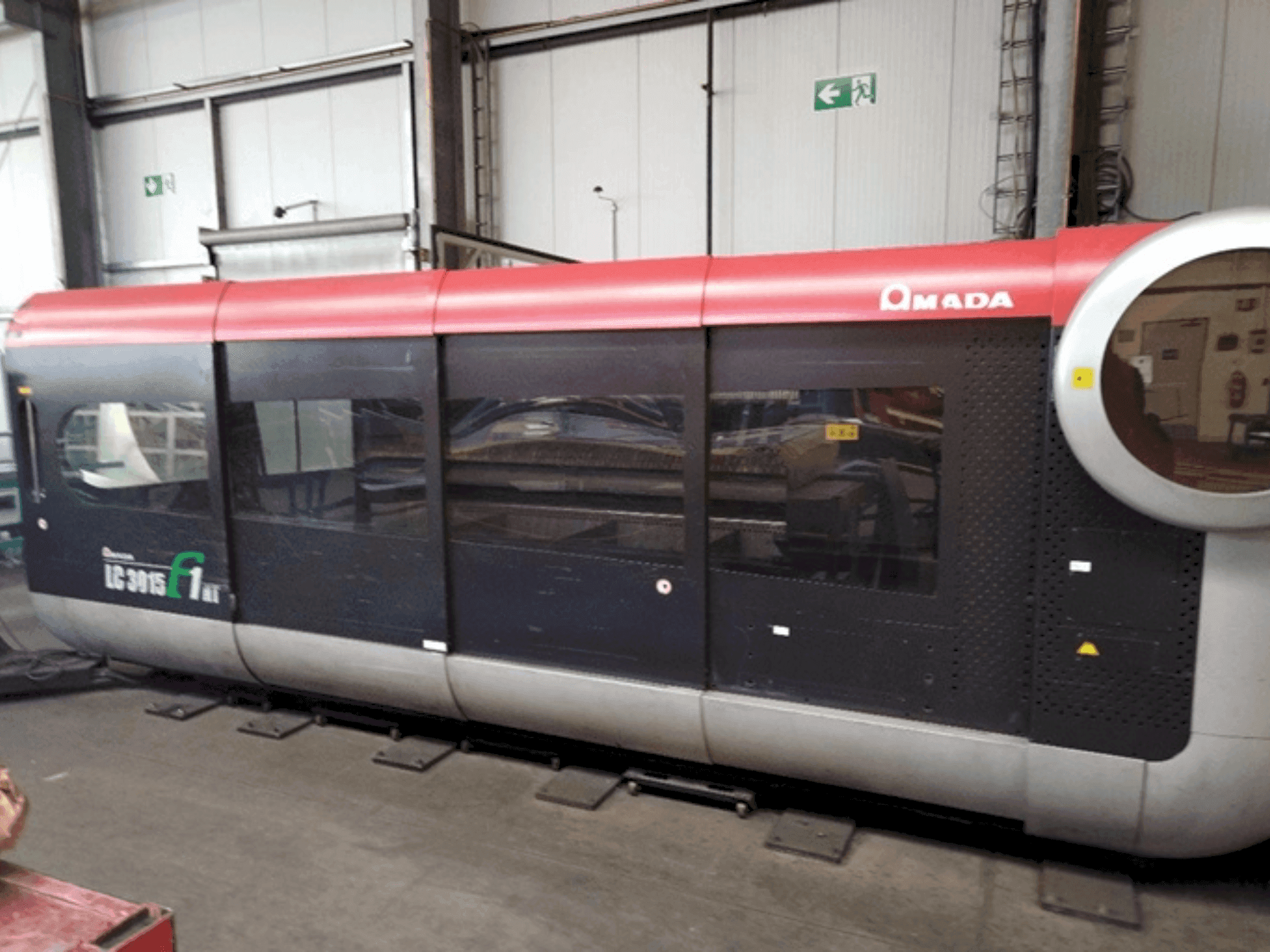 Makine AMADA LC 3015 F1 NT - Önden görünüm