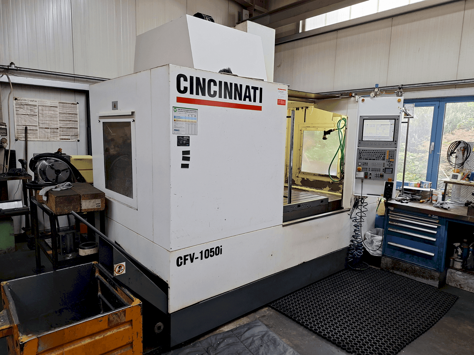Makine Cincinnati CFV-1050i - Önden görünüm