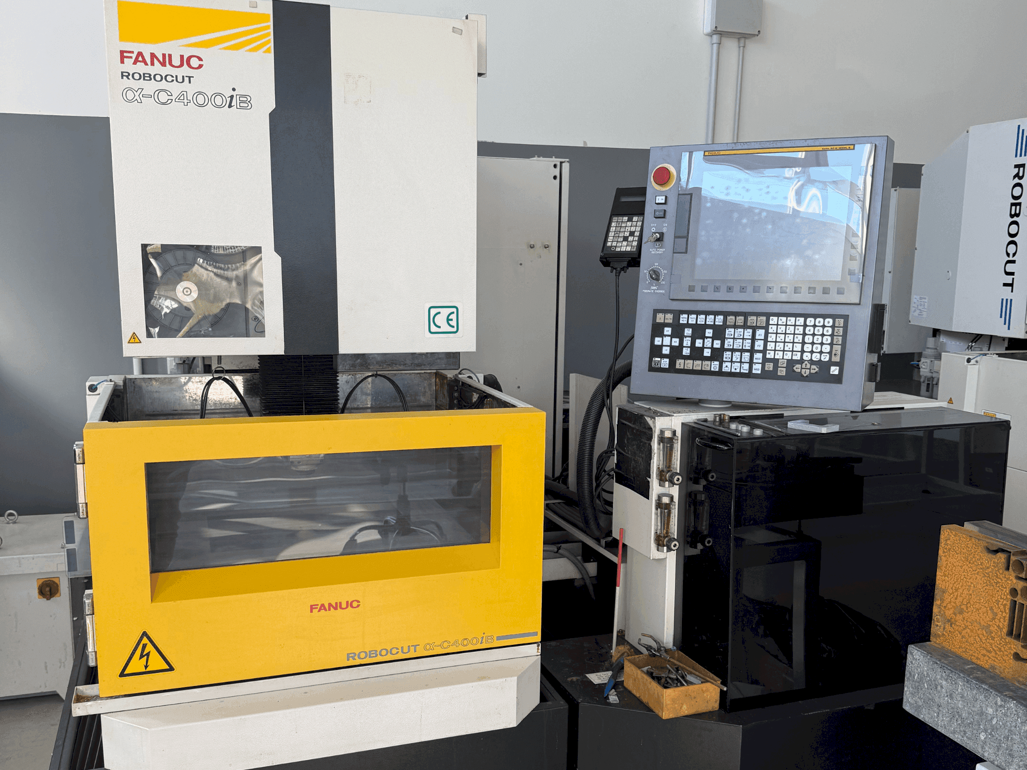 Makine FANUC Robocut alpha-C400iB - Önden görünüm