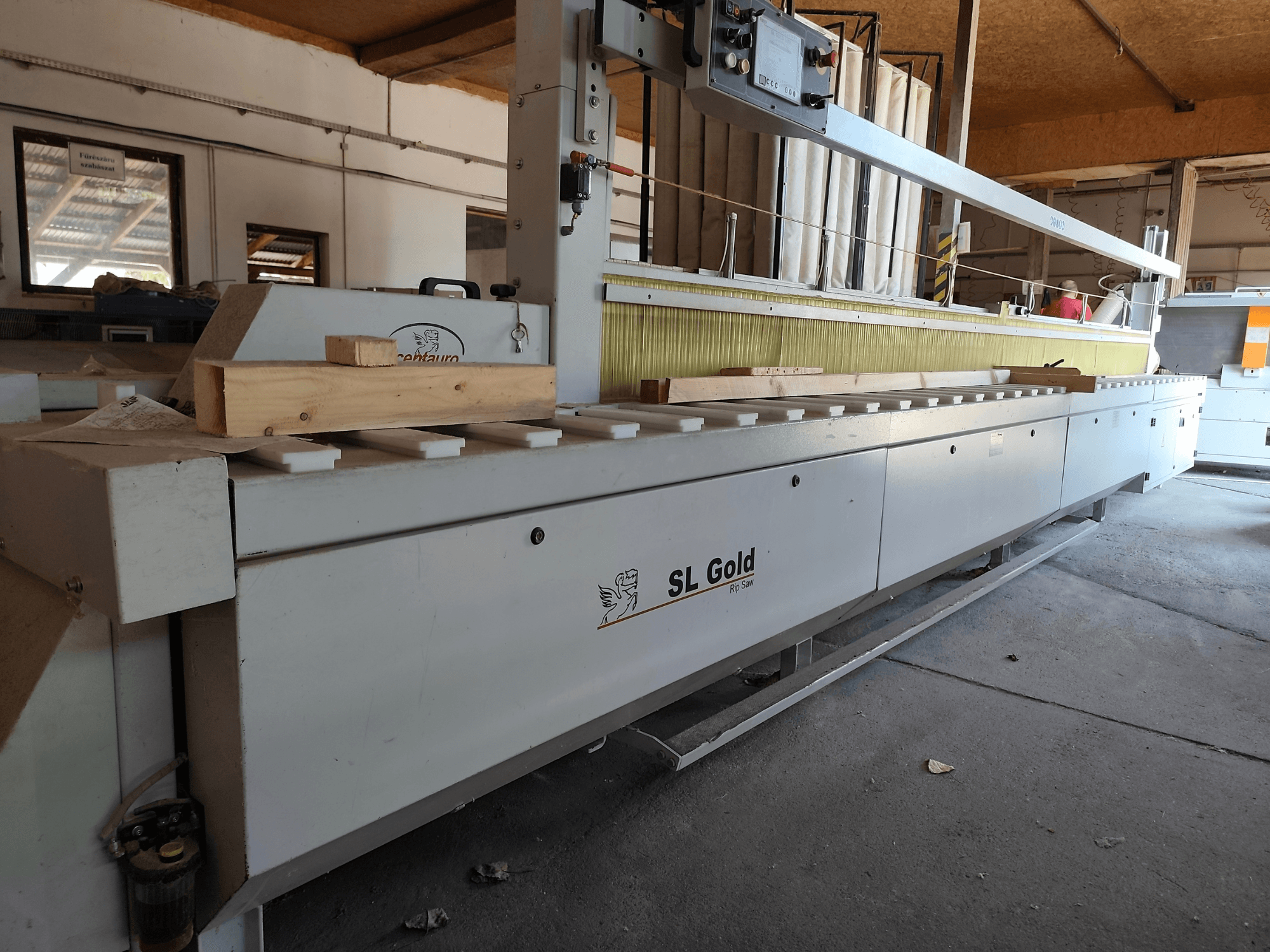 CENTAURO SL Gold 6000 dairesel ahşap testere, önden görünüm; çalışma yüzeyinde bir ahşap parça ve çalıştırma düğmeleri görünür durumda.