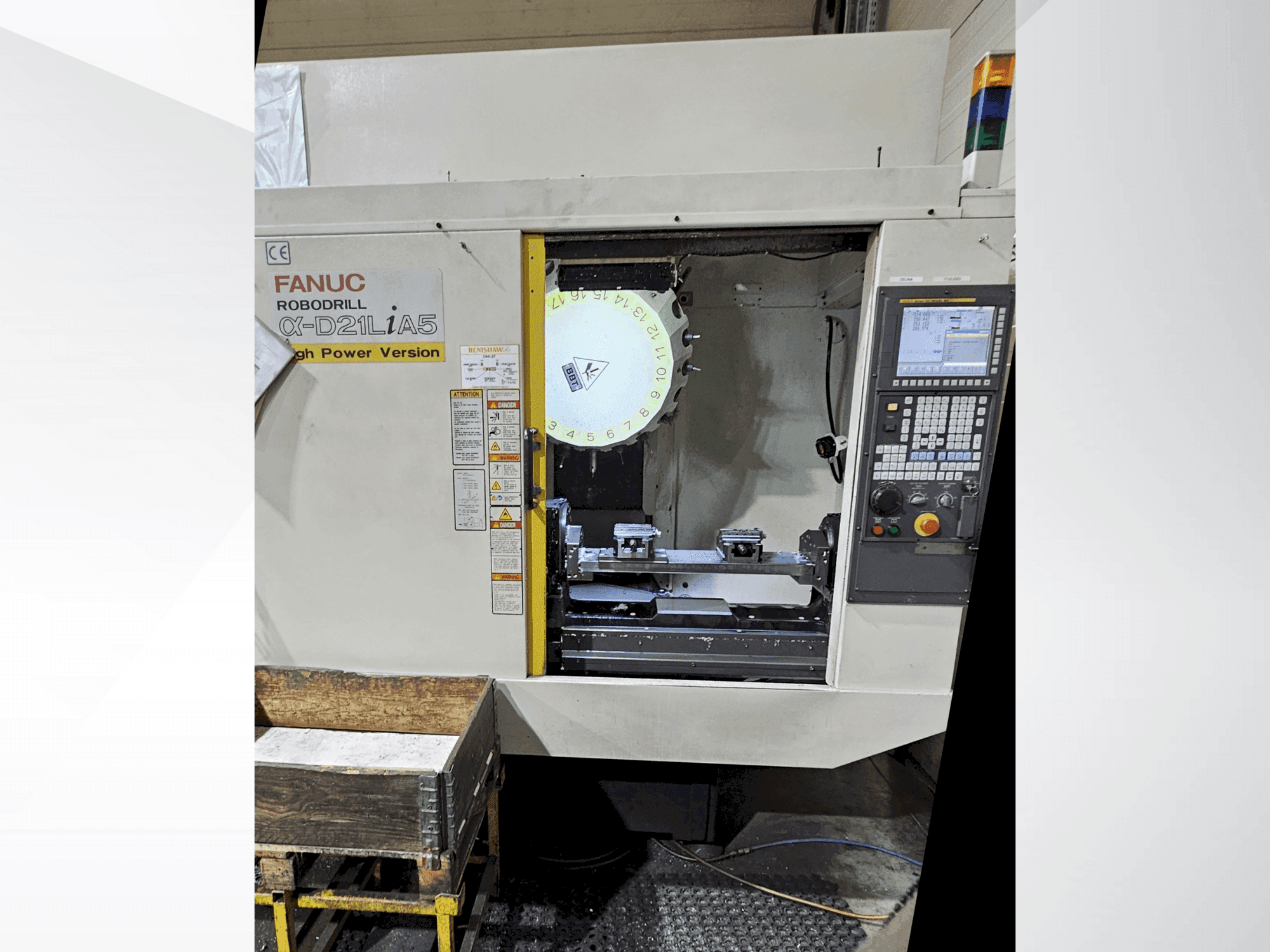 Makine FANUC Robodrill α-D21L iA - Önden görünüm