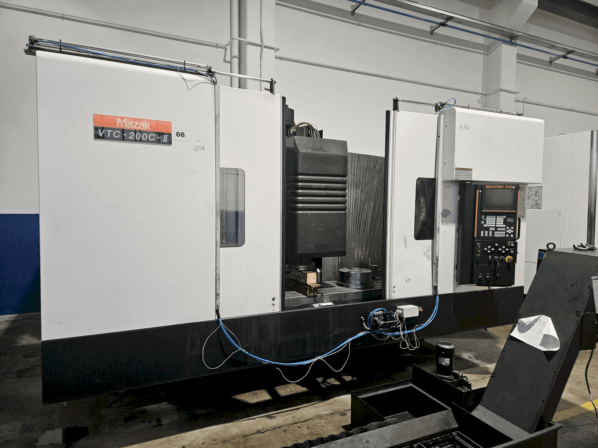 Makine Mazak VTC 200 C II - Önden görünüm