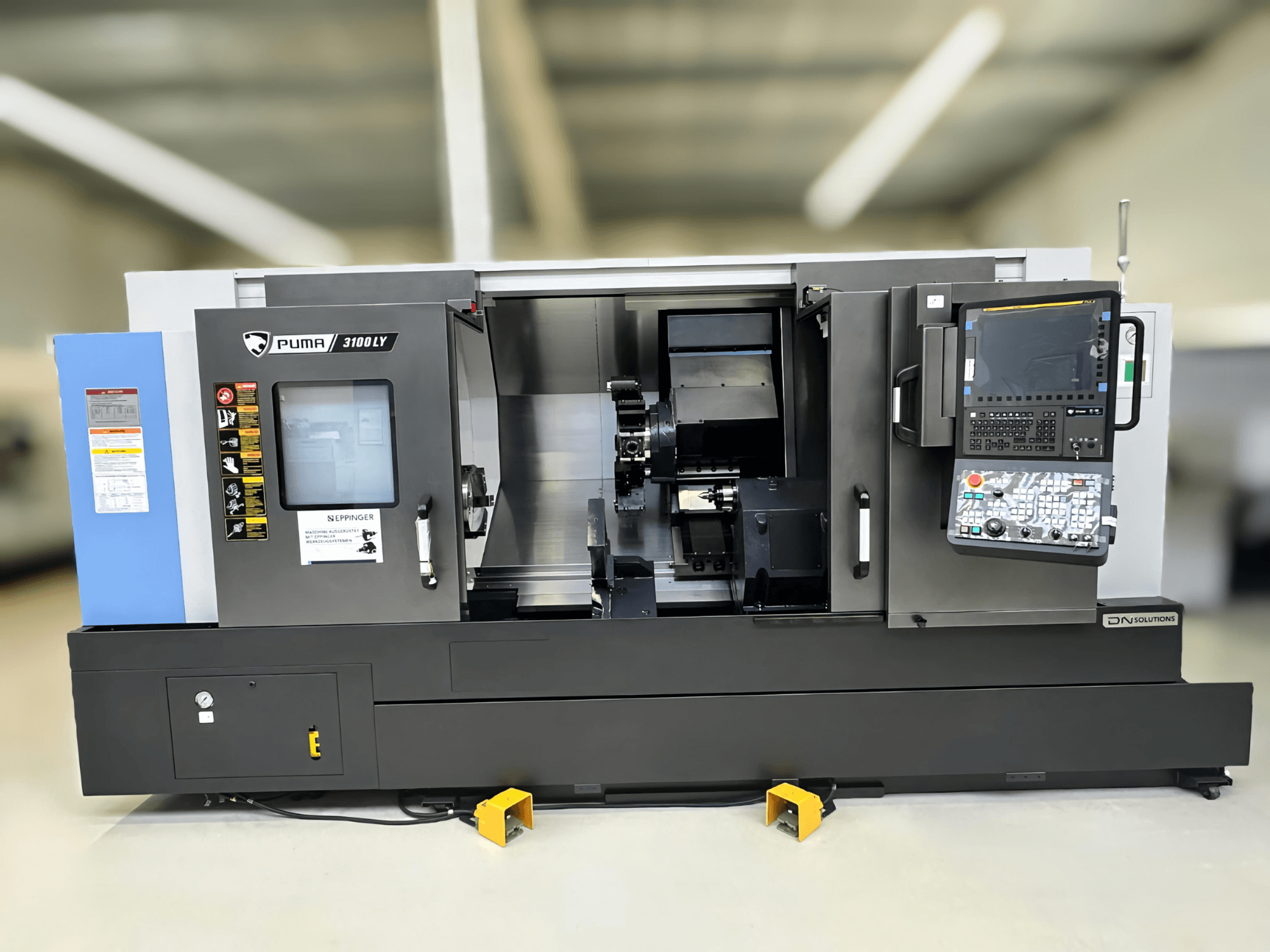 DN SOLUTIONS Puma 3100 LY torna freze merkezinin kontrol paneli, iş mili ve çalışma özelliklerini gösteren önden görünümü.