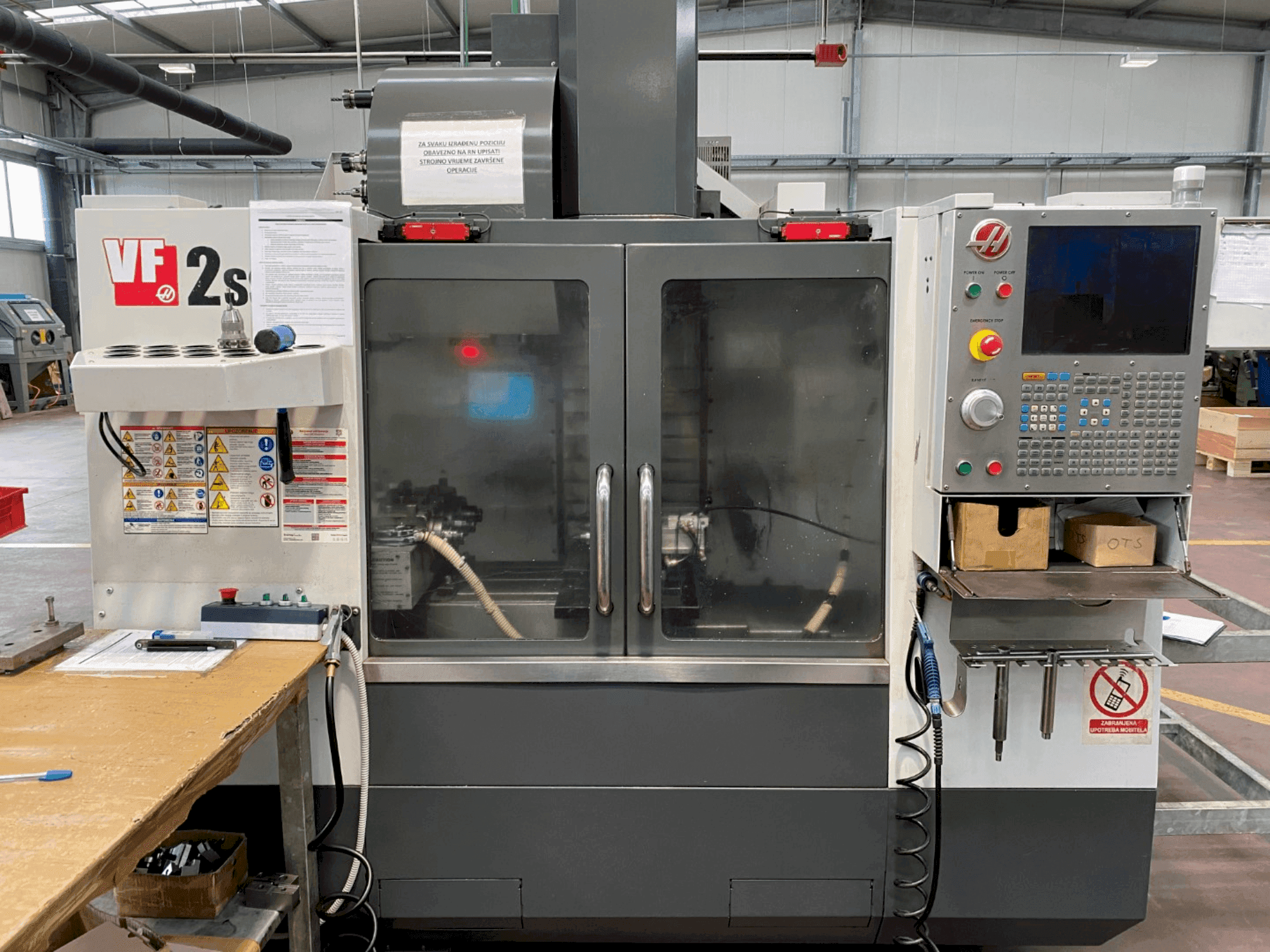 Makine HAAS VF2SS (2014) - Önden görünüm