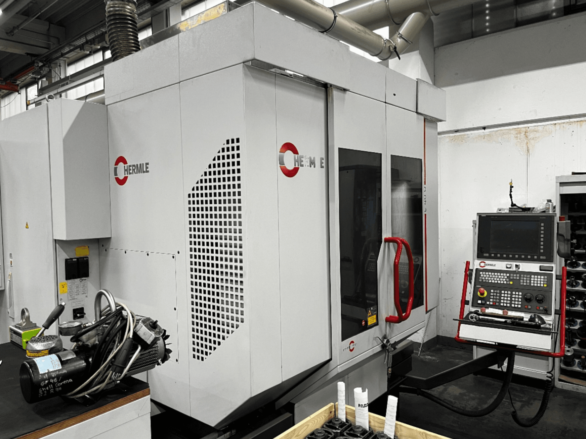 HERMLE C40U üniversal işleme merkezi atölyede, önden görünüm, kontrol paneli ve detaylı makine tasarımı.