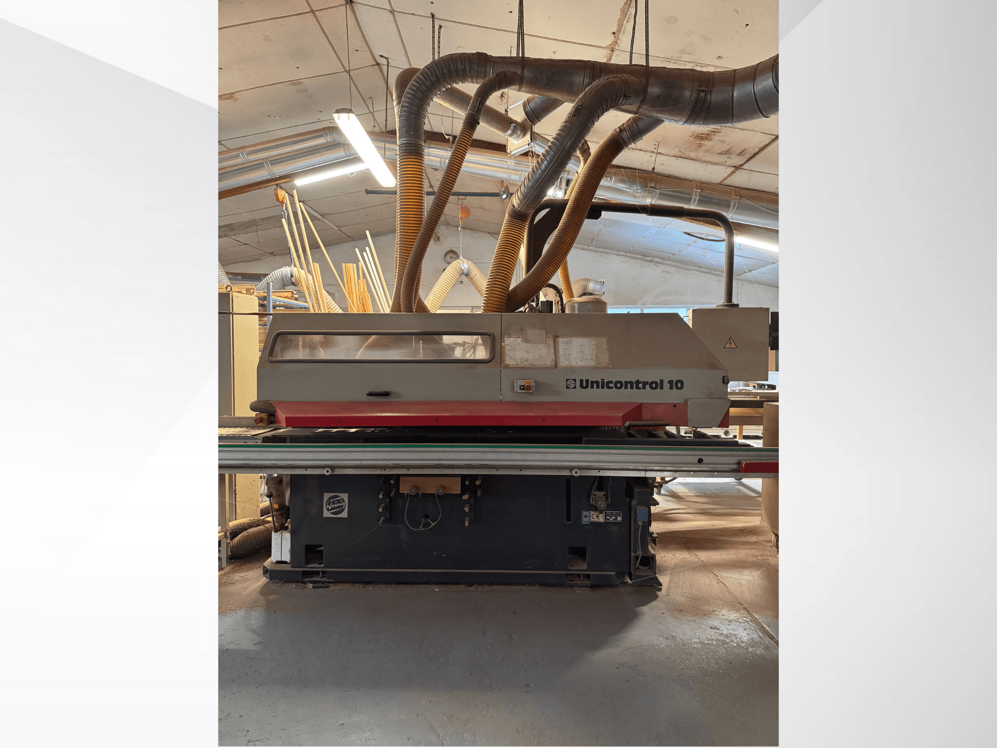 Unicontrol 10 ahşap işleme makinesinin önden görünümü, toz emme boruları ve çalışma kontrolleri.