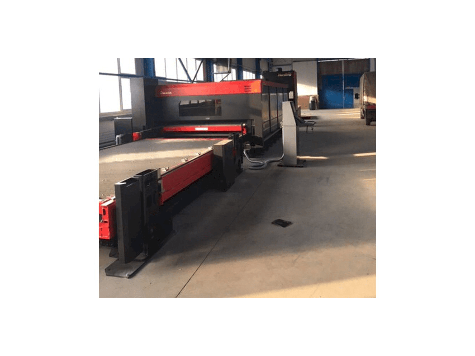 Makine AMADA FO-4222 M2 NT - Önden görünüm