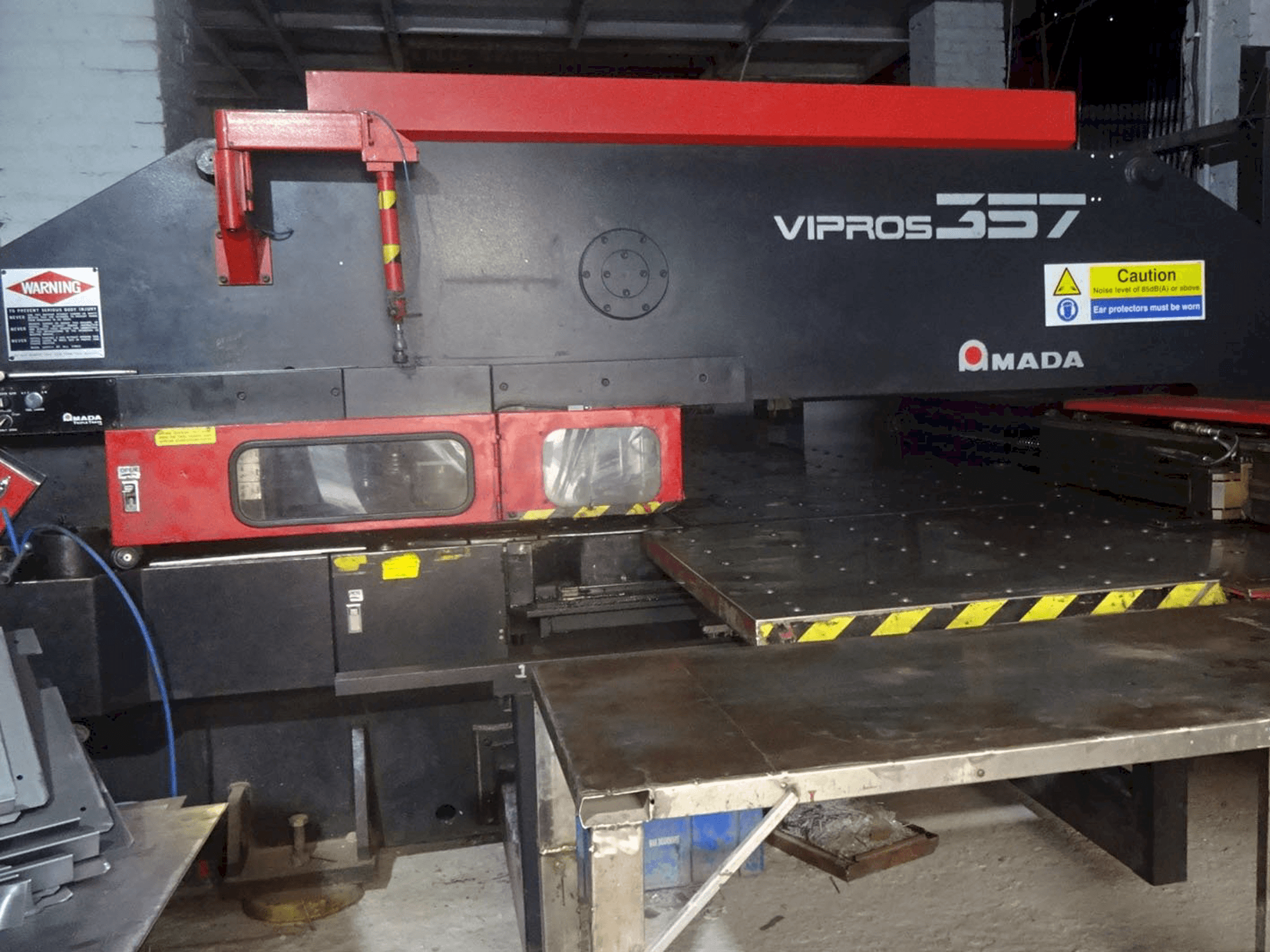 Makine AMADA - Önden görünüm Vipros 357